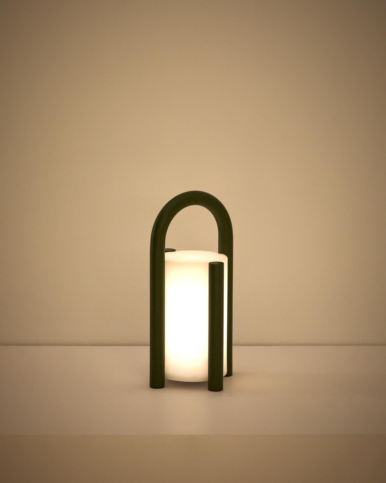 Kleine, elegante Tischlampe Leros aus robustem Polyethylen und grünem Stahl, ideal für gemütliche Outdoor-Events und stimmungsvolle Beleuchtung.