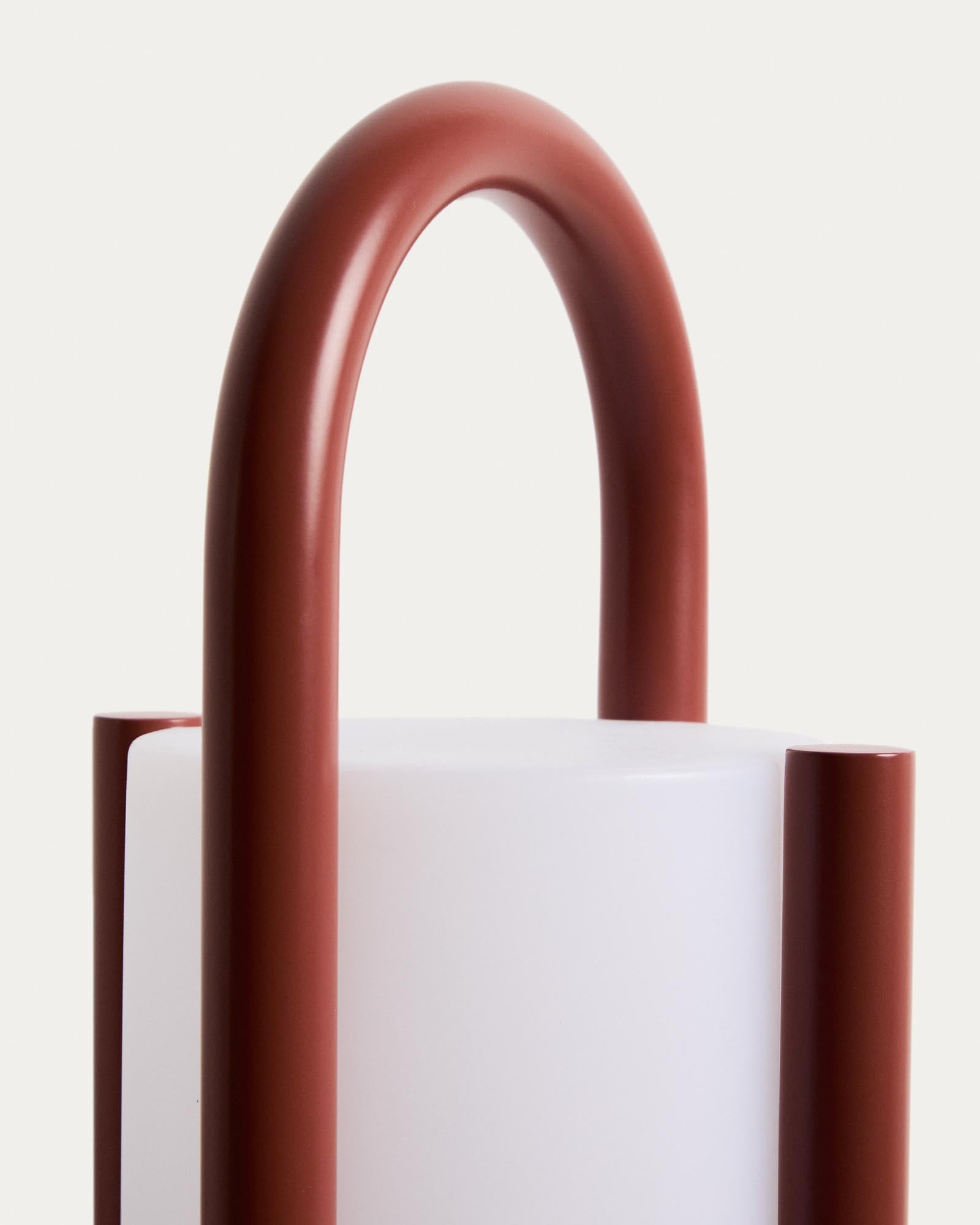 Elegante, tragbare Tischlampe Leros aus robustem Polyethylen und stilvollem terrakottafarbenem Stahl, ideal für den Außenbereich.