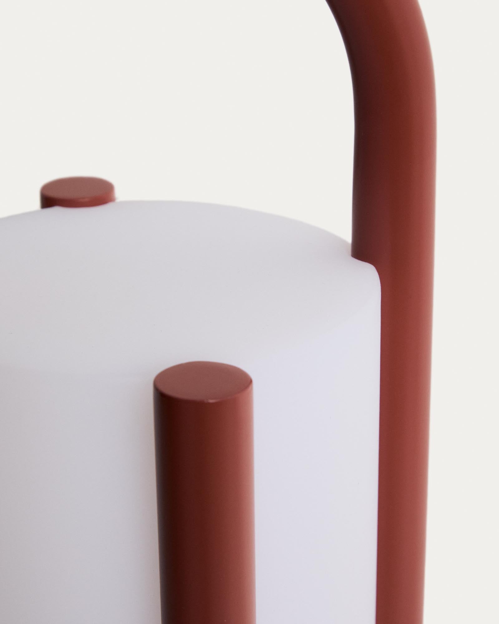 Moderne, tragbare Tischlampe Leros aus langlebigem Polyethylen und terrakottafarbenem Stahl, perfekt für stimmungsvolle Abende im Freien.