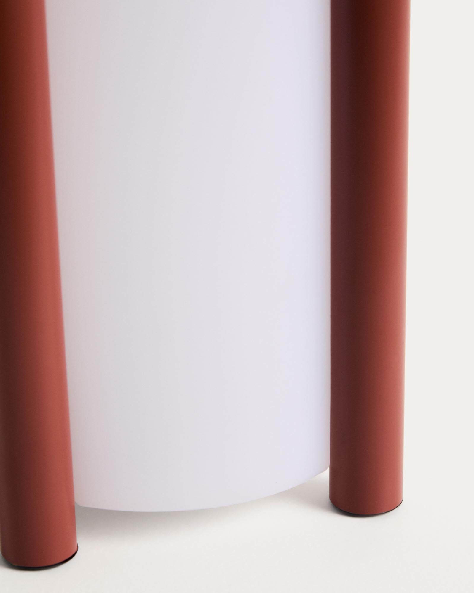 Elegante Outdoor Tischleuchte Leros aus robustem Polyethylen und stilvollem terrakottafarbenem Stahl, ideal für gemütliche Abende im Freien.
