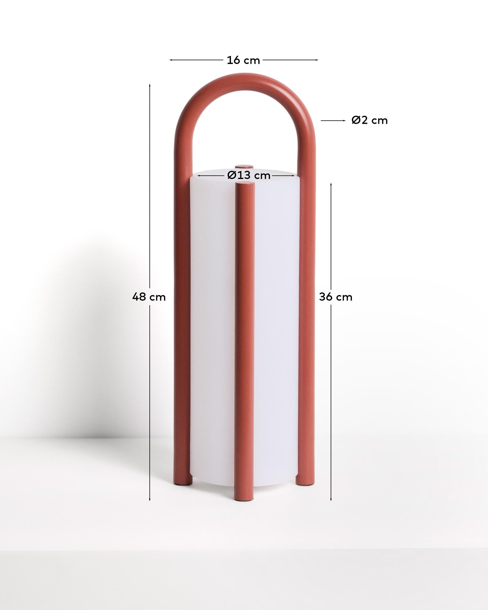 Elegante Outdoor Tischleuchte Leros aus robustem Polyethylen und stilvollem terrakottafarbenem Stahl, ideal für gemütliche Abende im Freien.