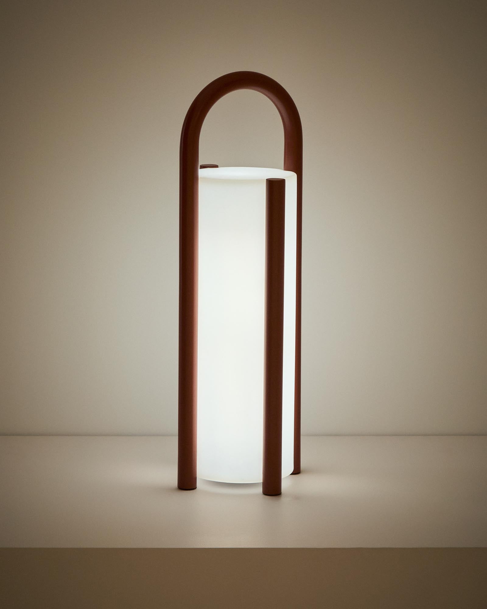 Moderne tragbare Tischlampe Leros in terrakottafarbenem Stahl und Polyethylen, perfekt für stimmungsvolle Beleuchtung im Außenbereich.