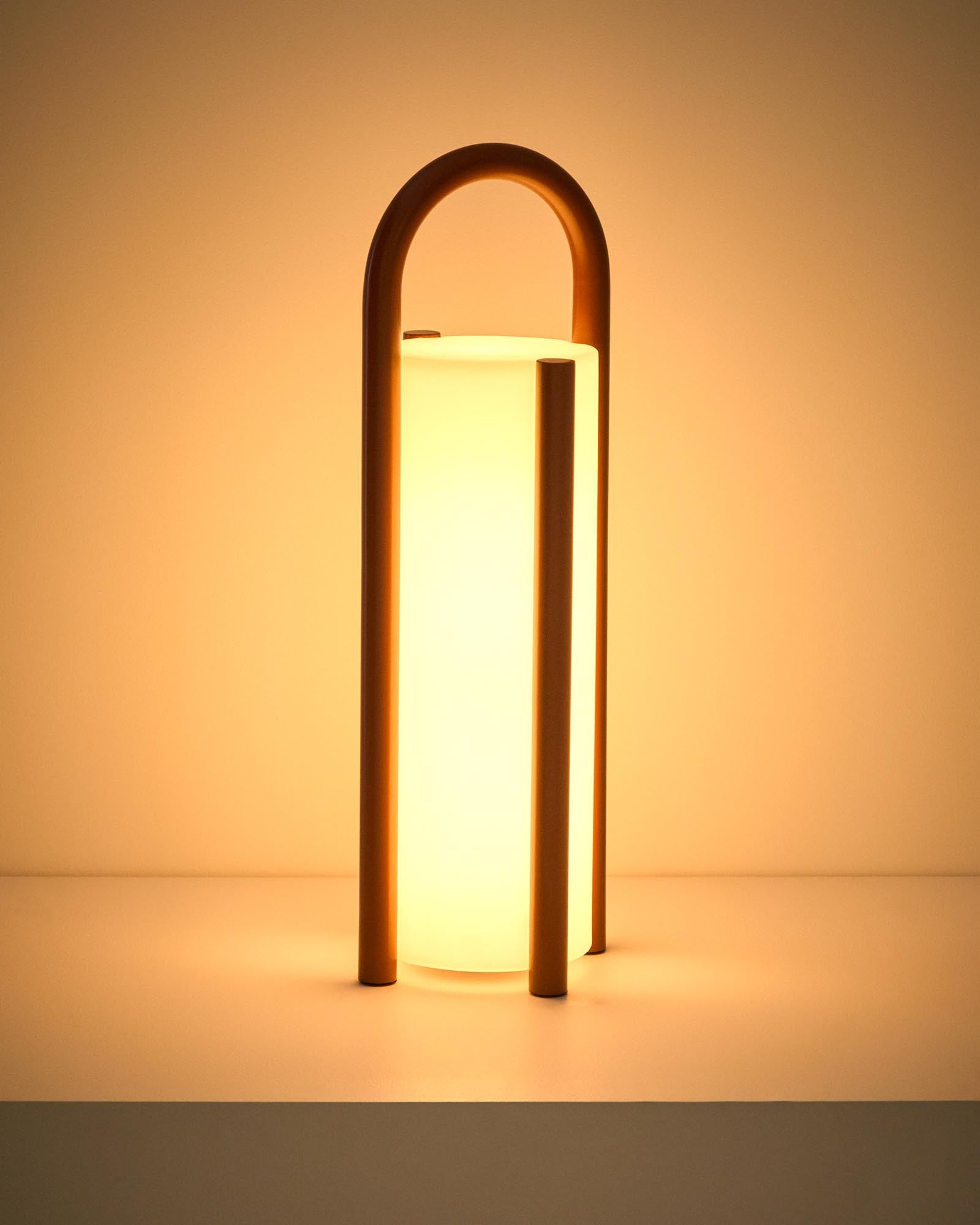 Stilvolle tragbare Tischlampe Leros in terrakottafarbenem Stahl und Polyethylen, perfekt für stimmungsvolle Abende im Freien.