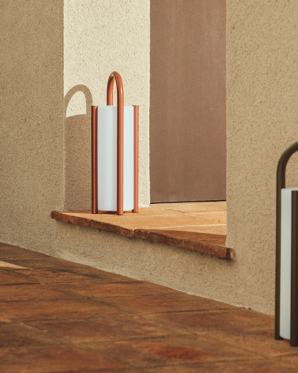 Grosse tragbare Tischlampe Leros aus Polyethylen und terrakottafarbenem Stahl in Rot präsentiert im Onlineshop von KAQTU Design AG. Outdoor Tischleuchte ist von Kave Home