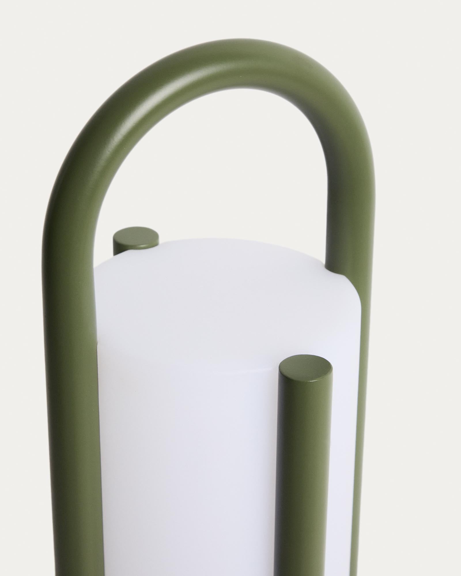 Elegante, tragbare Tischlampe Leros in Dunkelgrün, gefertigt aus robustem Polyethylen und Stahl, ideal für den Außenbereich.