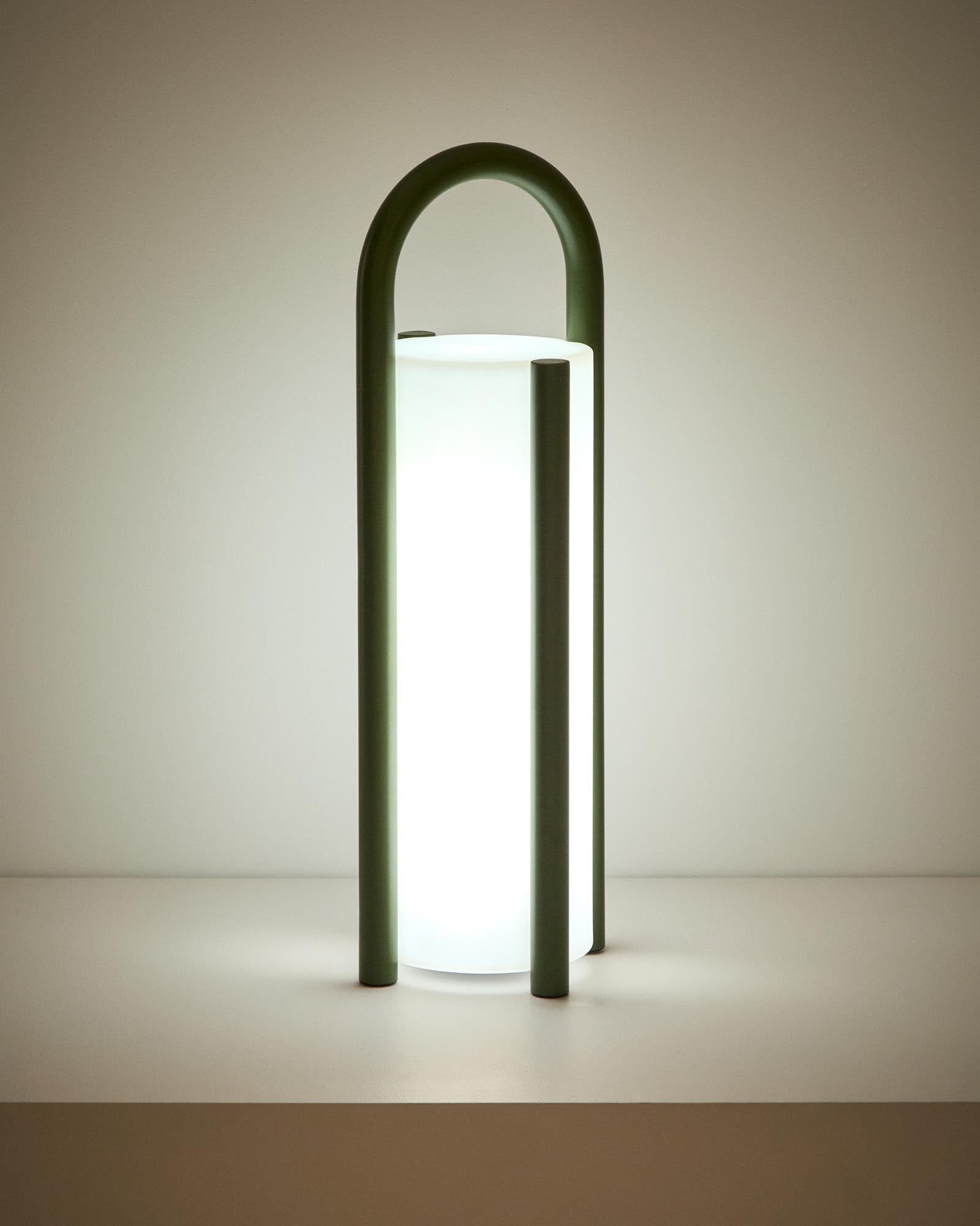 Moderne tragbare Tischlampe Leros in elegantem Dunkelgrün, gefertigt aus robustem Polyethylen und Stahl, ideal für stimmungsvolle Abende im Freien.