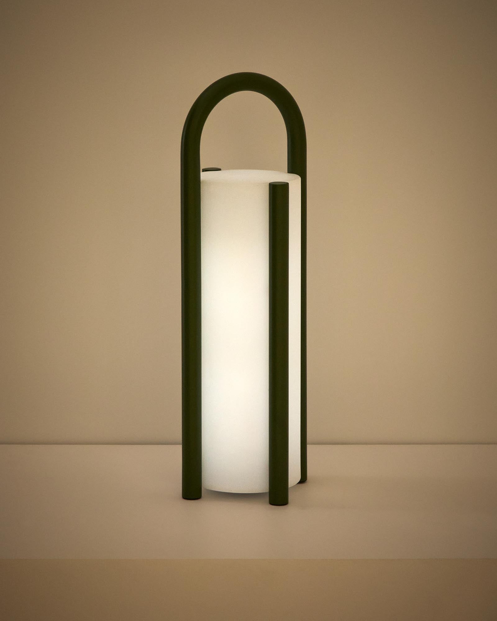 Moderne tragbare Tischlampe Leros in elegantem Dunkelgrün, gefertigt aus robustem Polyethylen und Stahl, ideal für stimmungsvolle Außenbereiche.