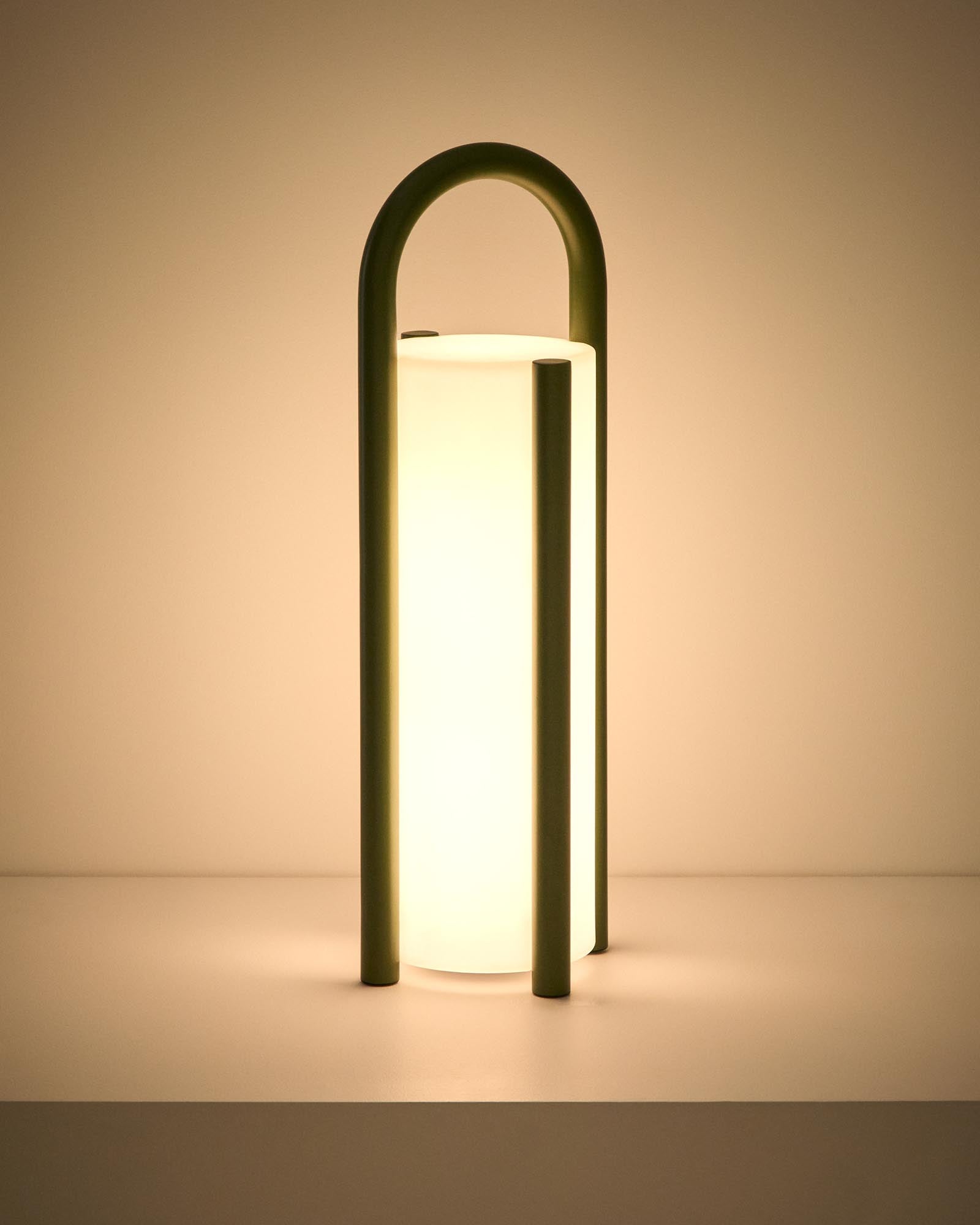 Stilvolle, tragbare Tischlampe Leros in ansprechendem Dunkelgrün, aus langlebigem Polyethylen und Stahl, perfekt für gemütliche Abende im Freien.