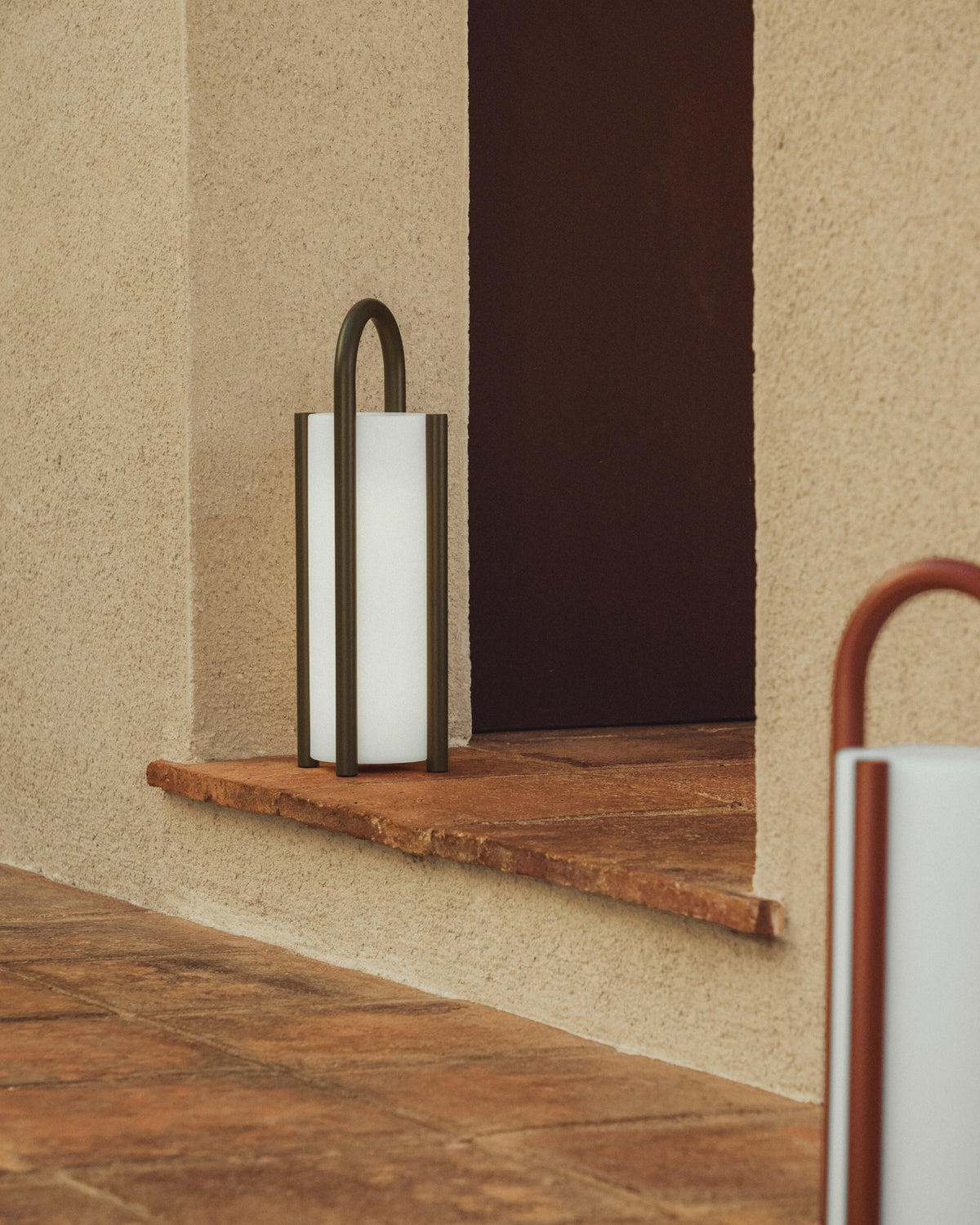 Grosse tragbare Tischlampe Leros aus Polyethylen und grünem Stahl in Dunkelgrün präsentiert im Onlineshop von KAQTU Design AG. Outdoor Tischleuchte ist von Kave Home