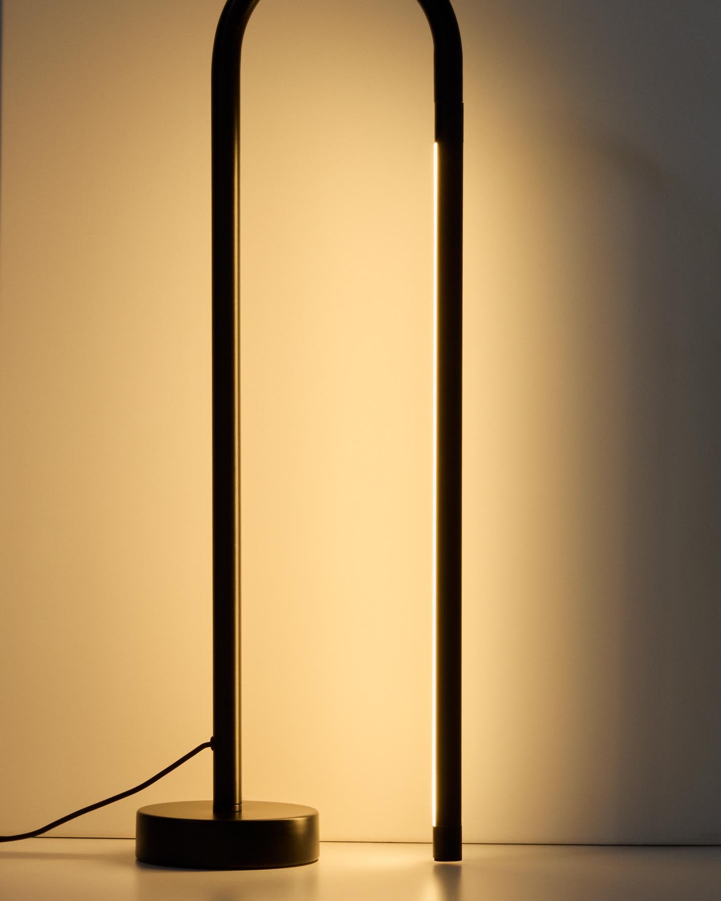 Tischlampe Bow aus schwarzem Aluminium in Schwarz präsentiert im Onlineshop von KAQTU Design AG. Tischleuchte ist von Kave Home