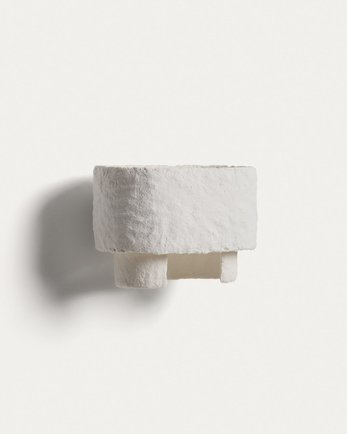 Wandleuchte Bedala aus weissem Pappmaché in Weiss präsentiert im Onlineshop von KAQTU Design AG. Wandleuchte ist von Kave Home
