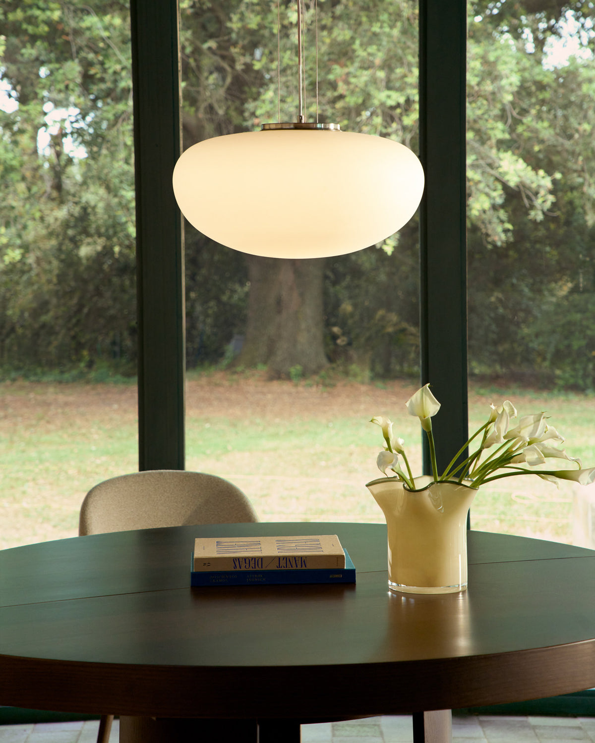 Deckenleuchte Ardali aus Rauchglas und Stahl mit gebürstetem Finish Ø 50 cm in Weiss präsentiert im Onlineshop von KAQTU Design AG. Deckenleuchte ist von Kave Home