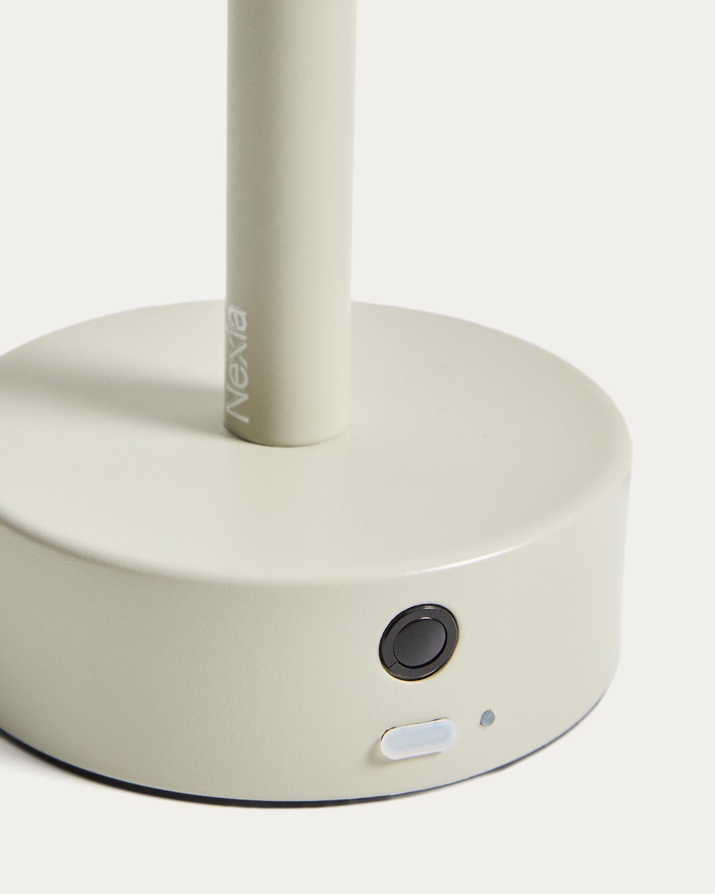 Tragbare Tischlampe Bow aus grauem Aluminium in Grau präsentiert im Onlineshop von KAQTU Design AG. Tischleuchte ist von Kave Home