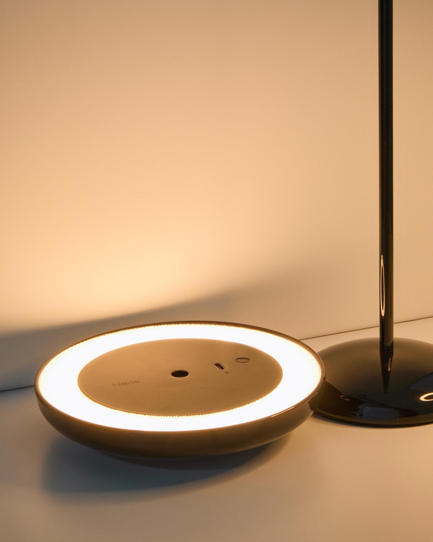 Tragbare Tischlampe Porte aus schwarzem Aluminium in Schwarz präsentiert im Onlineshop von KAQTU Design AG. Tischleuchte ist von Kave Home