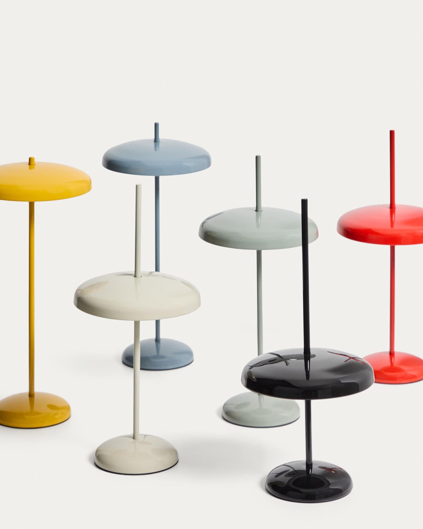 Tragbare Tischlampe Porte aus hellgrünem Metall in Hellgrün präsentiert im Onlineshop von KAQTU Design AG. Tischleuchte ist von Kave Home