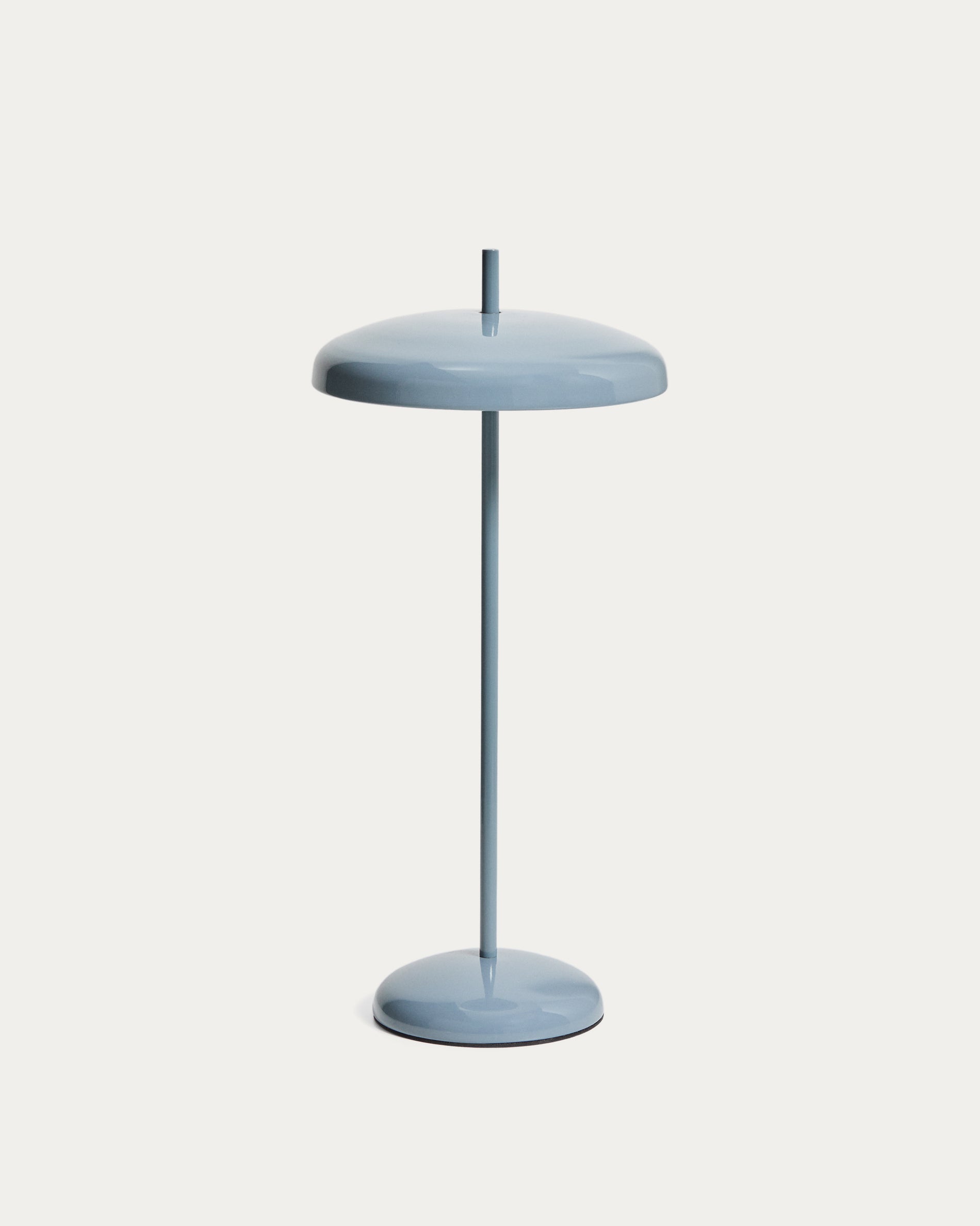 Tragbare Tischlampe Porte aus blauem Aluminium in Blau präsentiert im Onlineshop von KAQTU Design AG. Tischleuchte ist von Kave Home