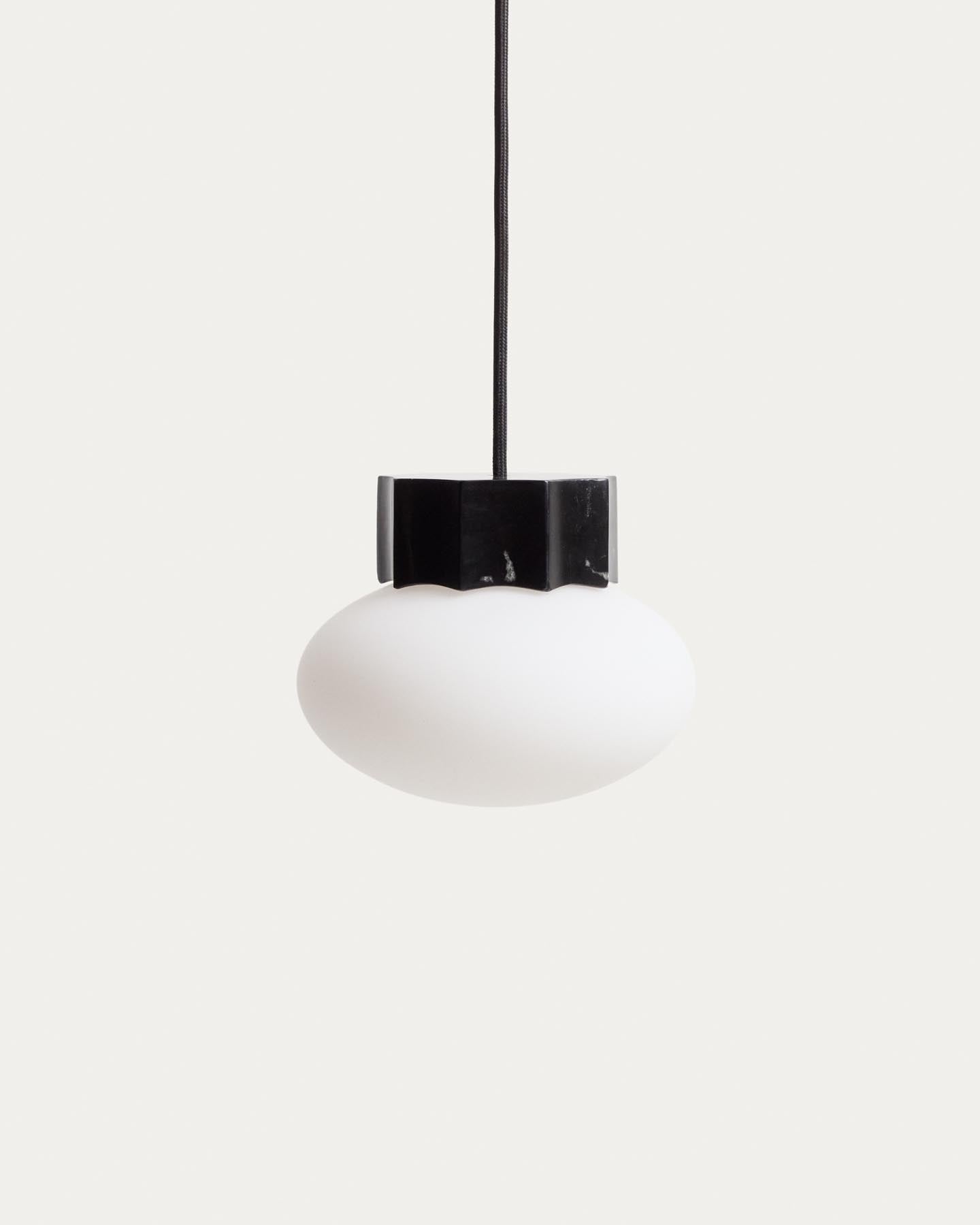 Deckenleuchte Idela aus Rauchglas und schwarzem Marmor, Ø 15 cm in Schwarz präsentiert im Onlineshop von KAQTU Design AG. Deckenleuchte ist von Kave Home