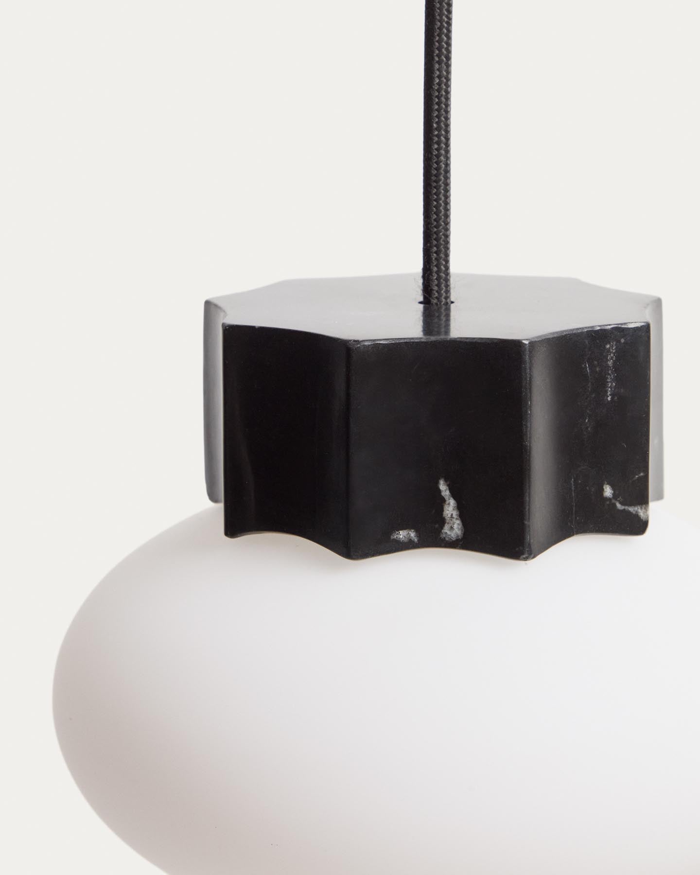 Deckenleuchte Idela aus Rauchglas und schwarzem Marmor, Ø 15 cm in Schwarz präsentiert im Onlineshop von KAQTU Design AG. Deckenleuchte ist von Kave Home