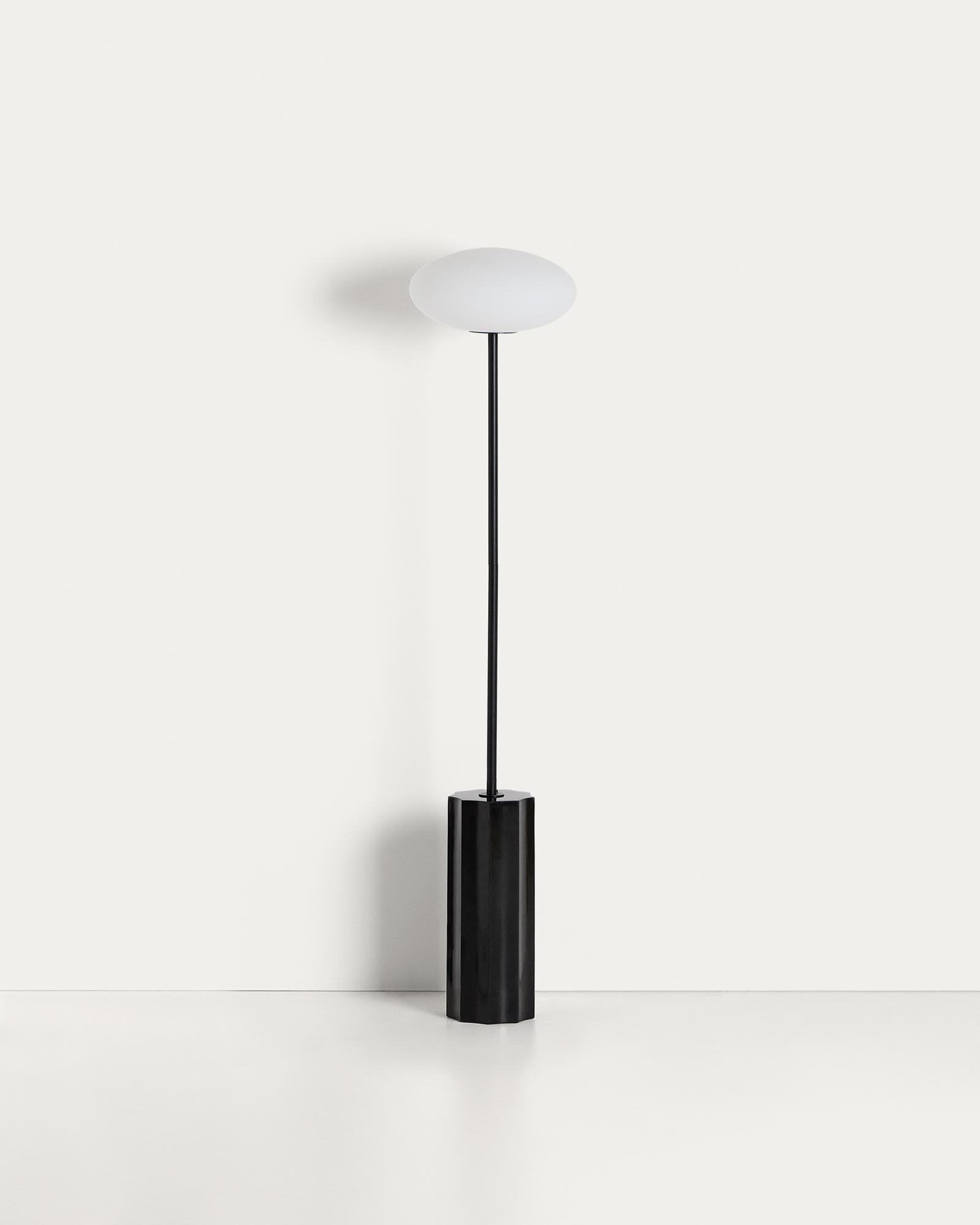 Stehlampe Idela aus Rauchglas und schwarzem Marmor in Schwarz präsentiert im Onlineshop von KAQTU Design AG. Stehleuchte ist von Kave Home