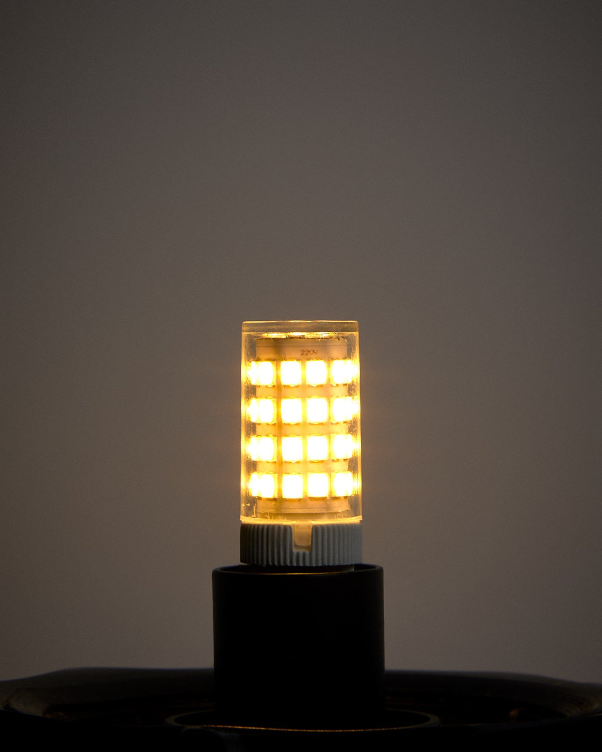 Zwei transparente LED-Lampen G9 von Kave Home mit rundem, kompaktem Sockel und schmaler Form auf weissem Hintergrund abgebildet.