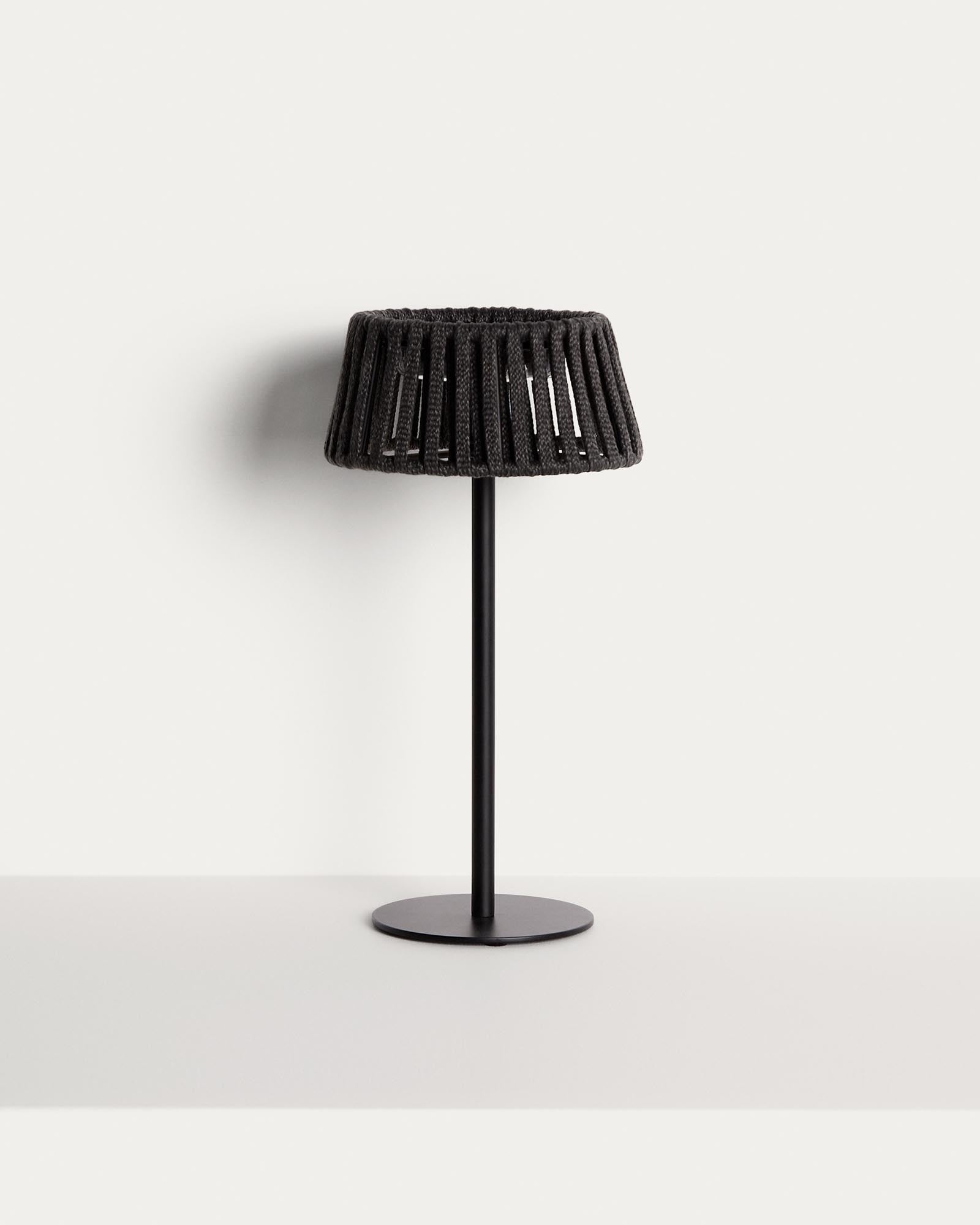 Outdoor-Solar-Tischlampe Aldet aus flachem Seil mit schwarzem Metallfuss in Schwarz präsentiert im Onlineshop von KAQTU Design AG. Outdoor Tischleuchte ist von Kave Home