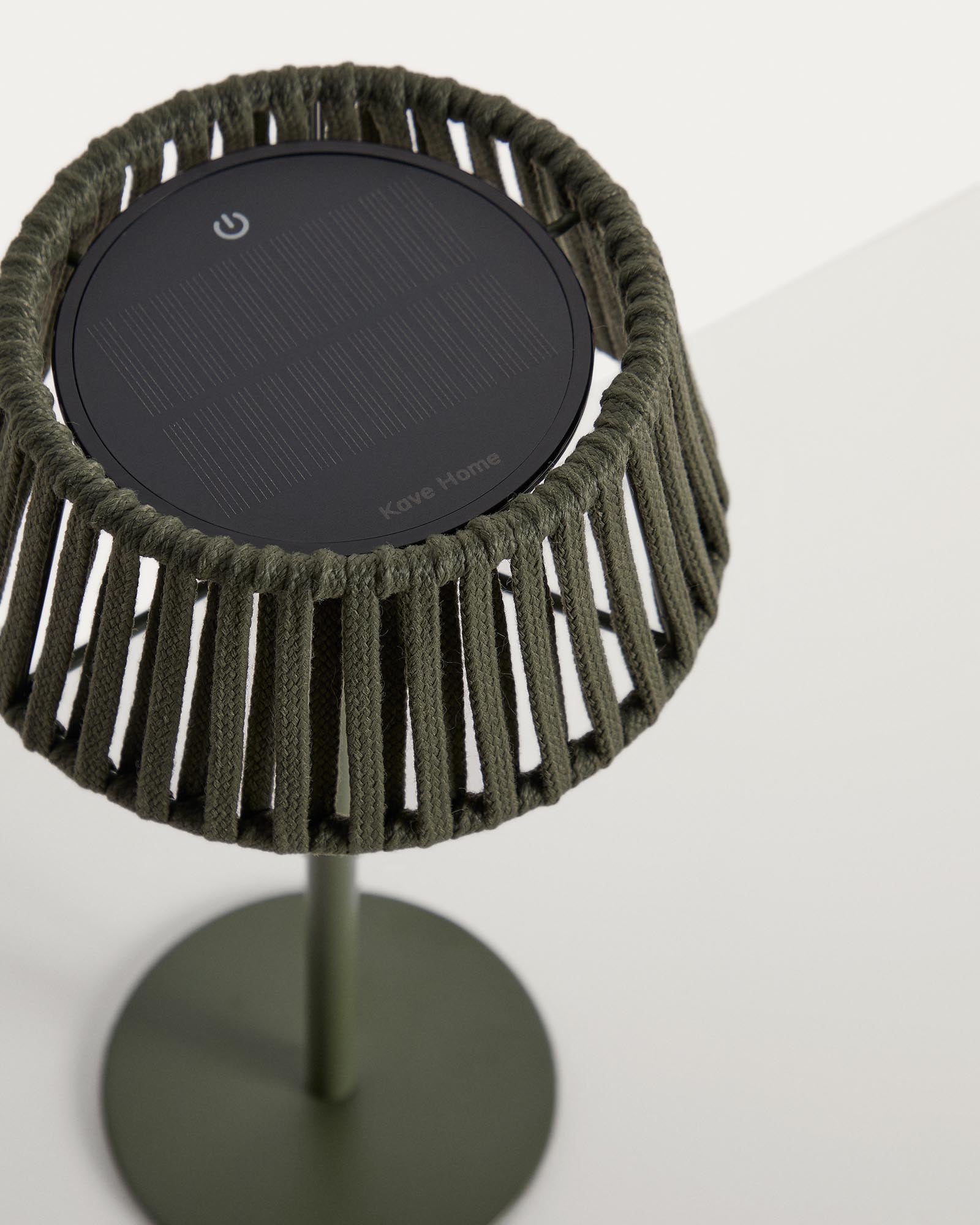 Elegante Solar-Tischlampe Aldet mit grünem Metallfuß und modernem Seildesign, perfekt für stimmungsvolle Abende im Freien.
