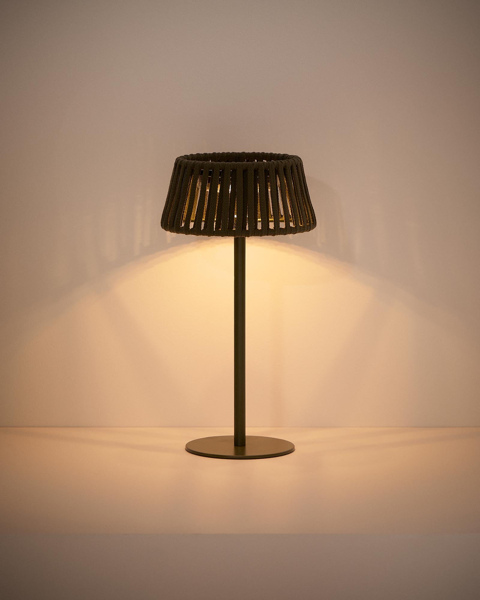 Moderne Solar-Tischlampe Aldet mit grünem Metallfuß und elegantem Seil-Design, perfekt für stimmungsvolle Abende im Freien.