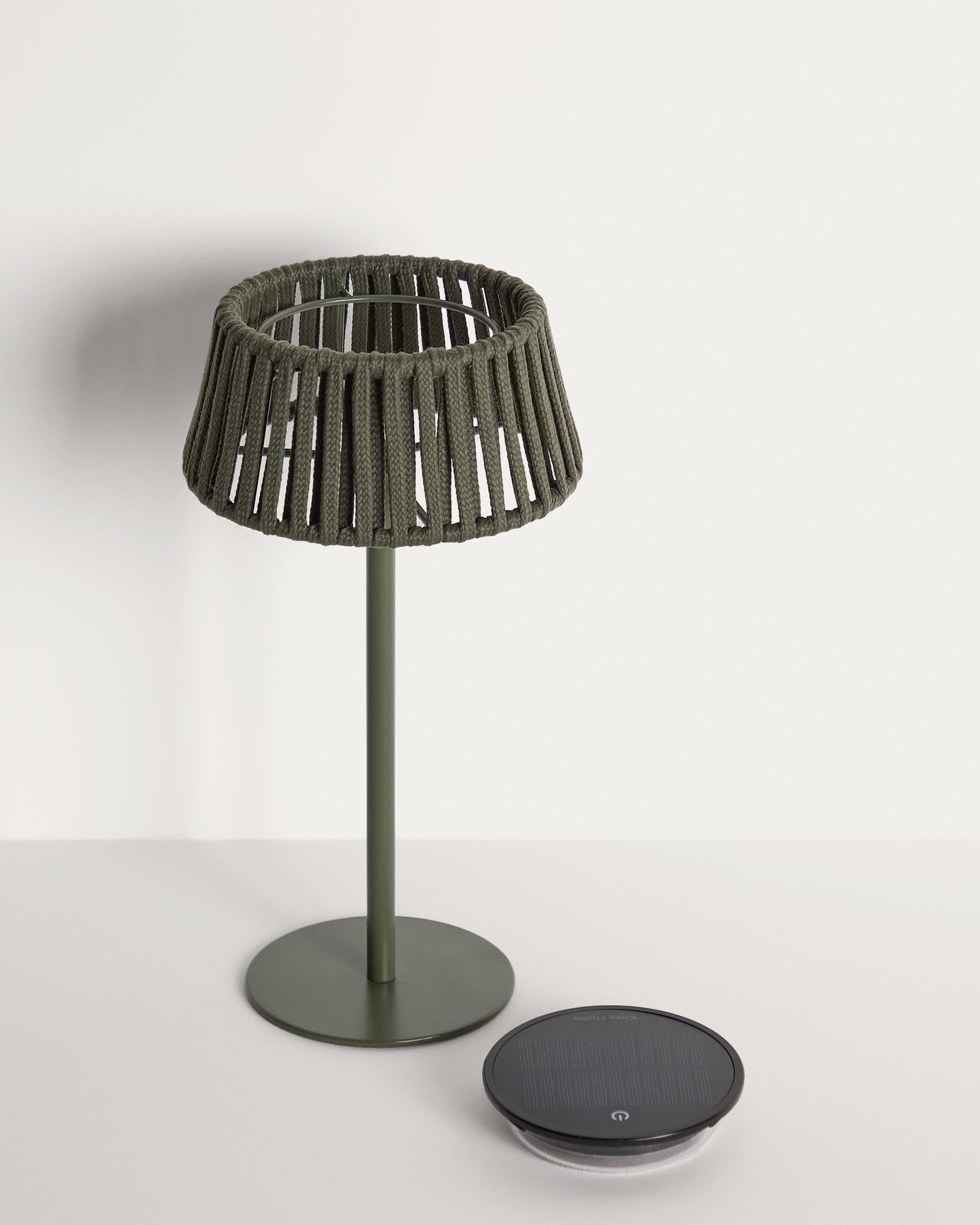 Moderne Solar-Tischlampe Aldet für den Außenbereich, gefertigt aus flexiblem Seil und mit grünem Metallfuß, perfekt für stimmungsvolle Gartenbeleuchtung.