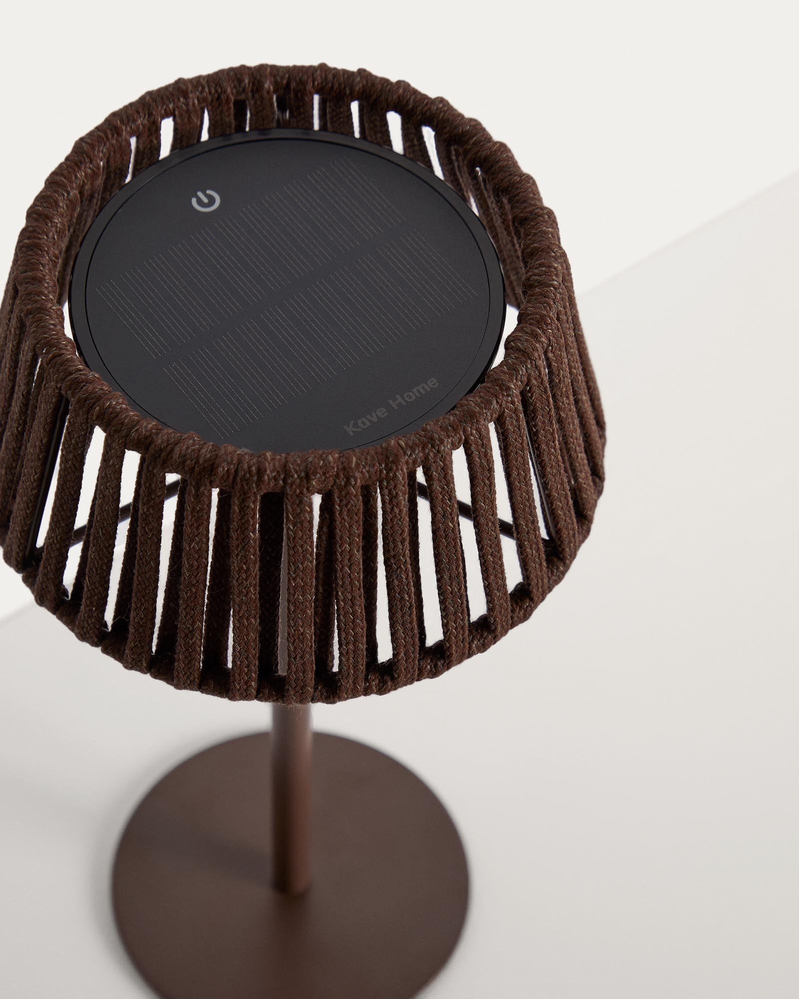 Moderne Solar-Tischlampe Aldet für den Außenbereich, aus elegantem Seil und robustem braunem Metallfuß, perfekt für stimmungsvolle Gartenbeleuchtung.
