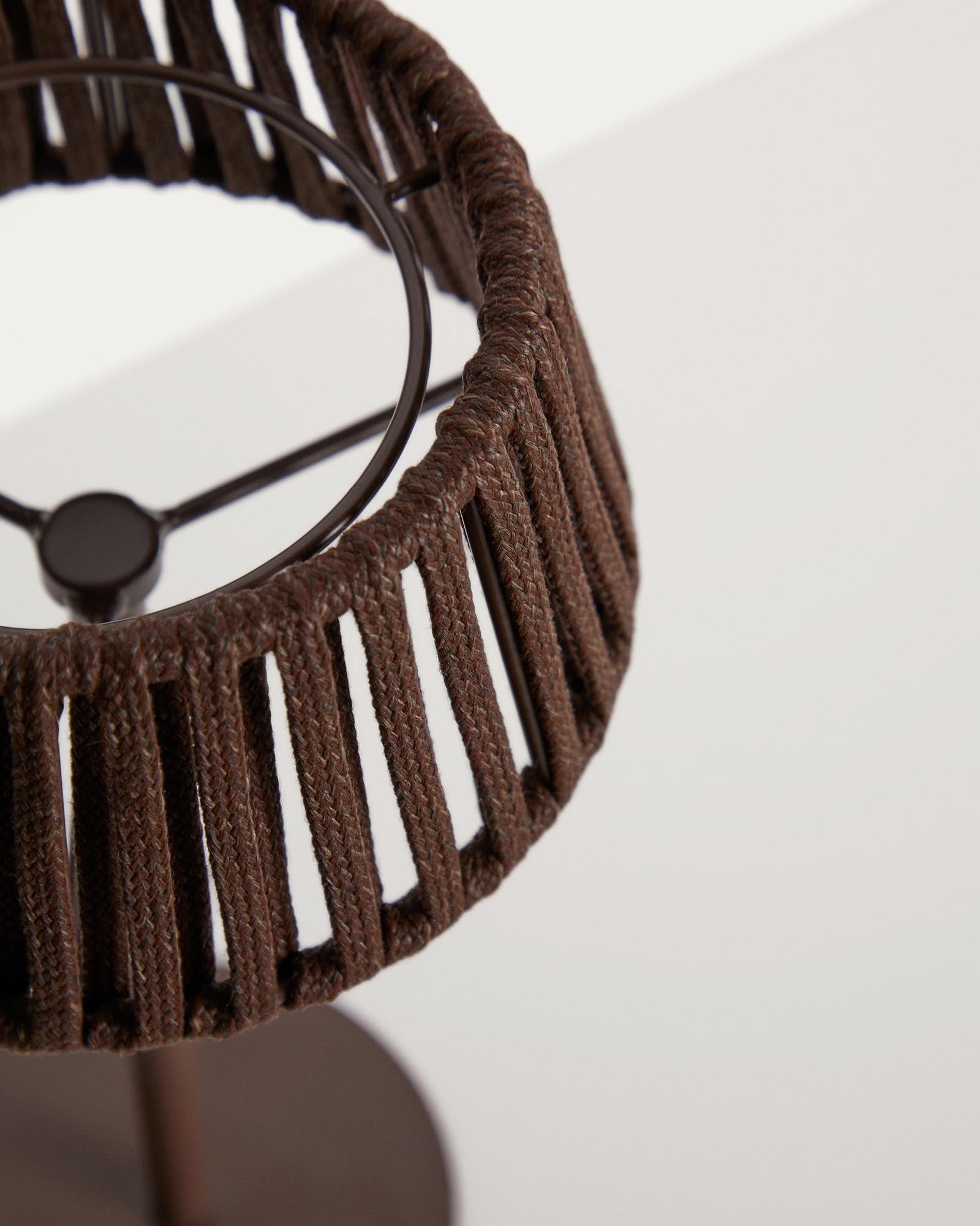 Stylische Outdoor-Solar-Tischlampe Aldet, gefertigt aus flachem Seil und einem stabilen braunen Metallfuß, ideal für gemütliche Abende im Freien.