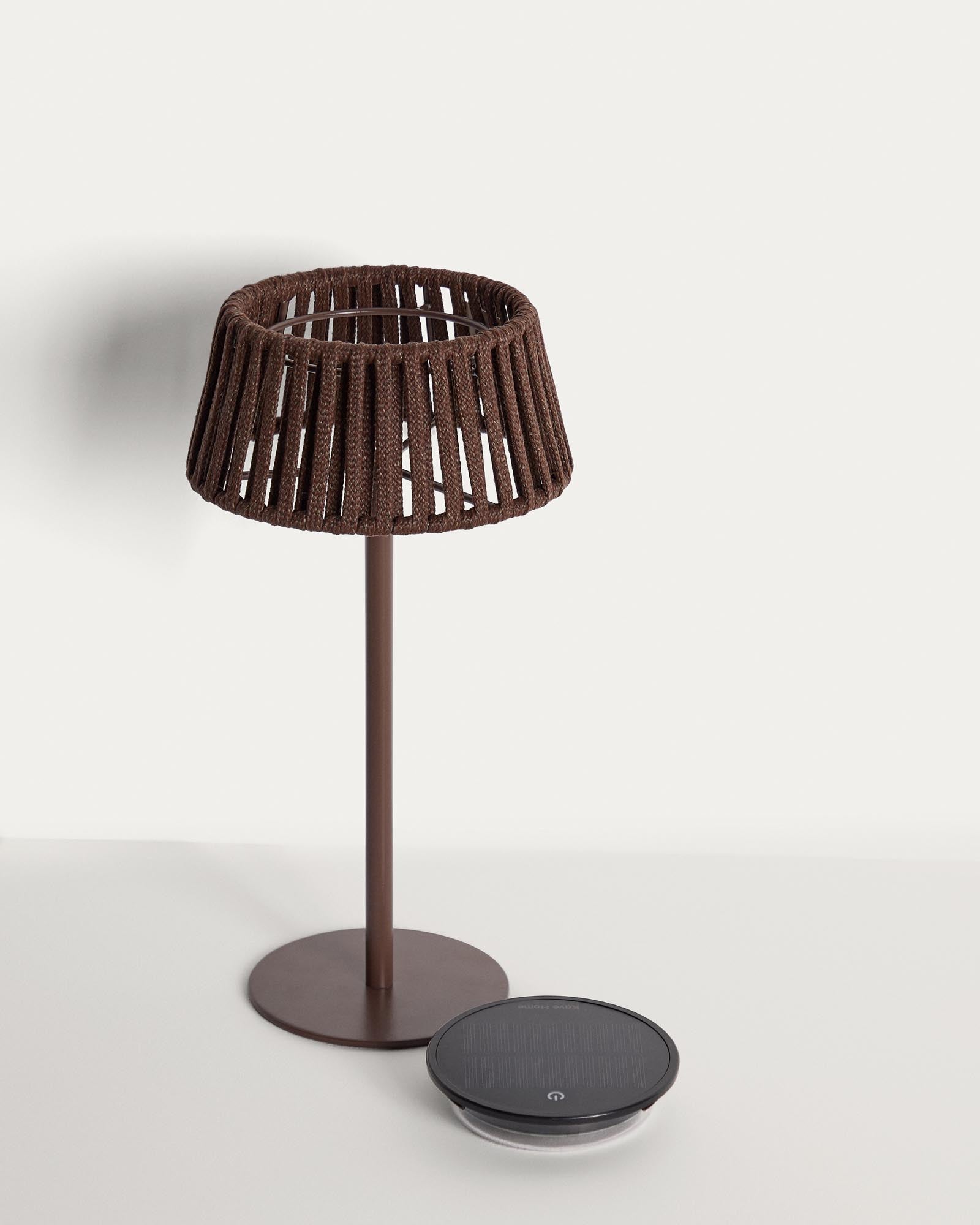 Moderne Solar-Tischlampe Aldet für den Außenbereich, aus elegantem Seil und robustem braunen Metallfuß, perfekt für stimmungsvolle Nächte im Garten.
