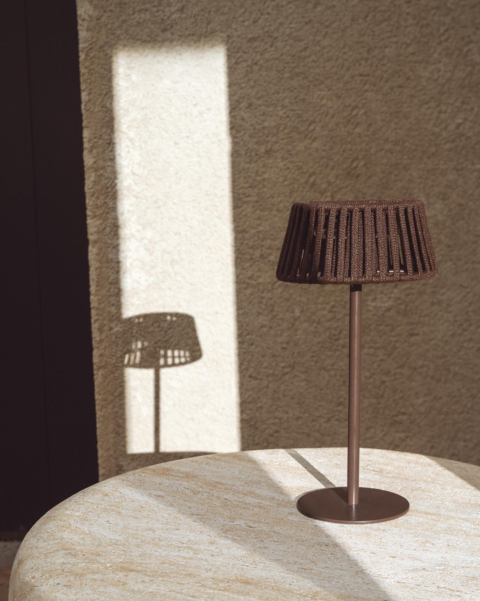 Elegante Solar-Tischlampe Aldet aus flachem Seil mit stabiler Metallbasis, perfekt für stimmungsvolle Abende im Freien.