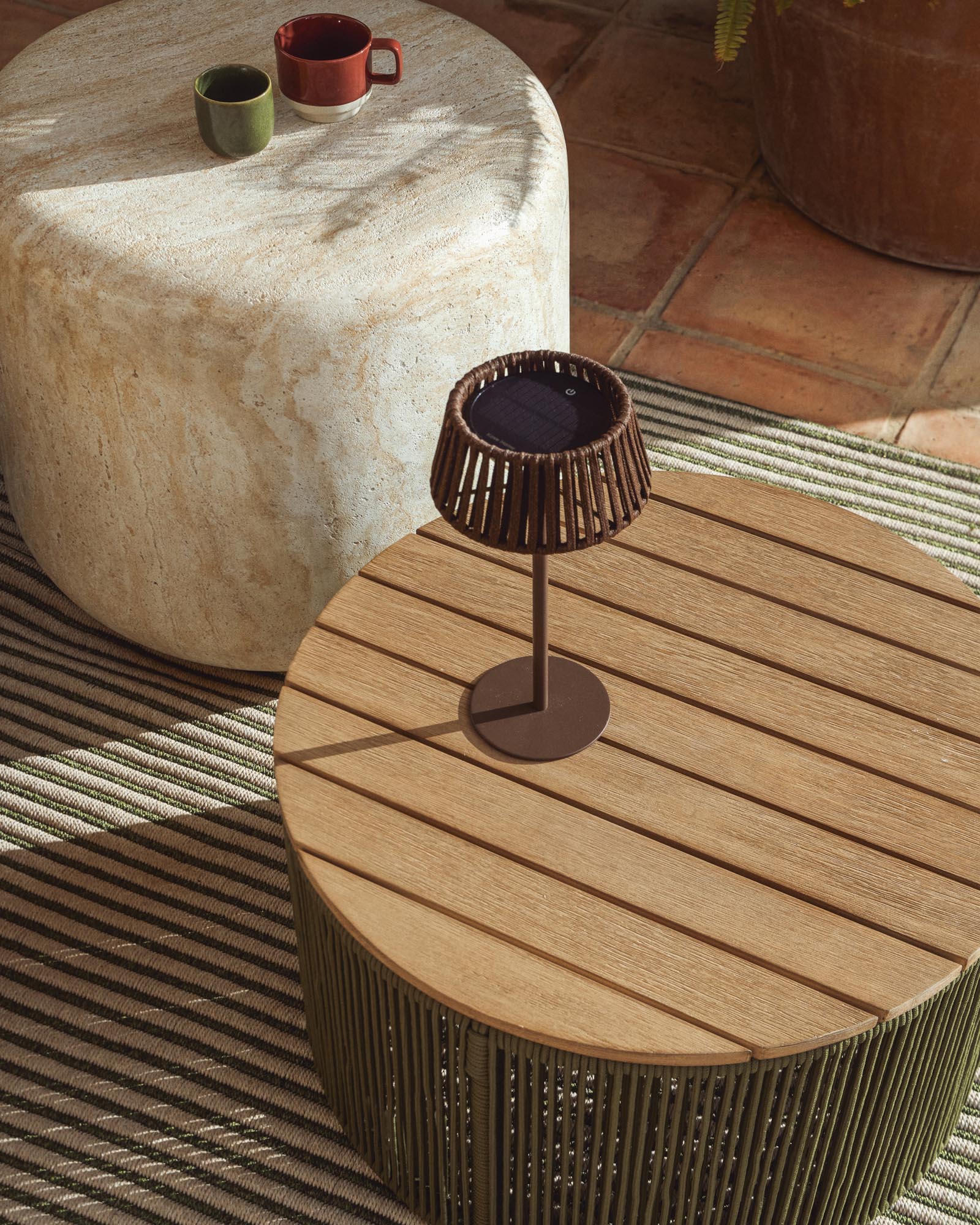 Stilvolle Outdoor-Solar-Tischlampe Aldet, gefertigt aus flachem Seil und braunem Metallfuß, ideal für gemütliche Abende im Garten.