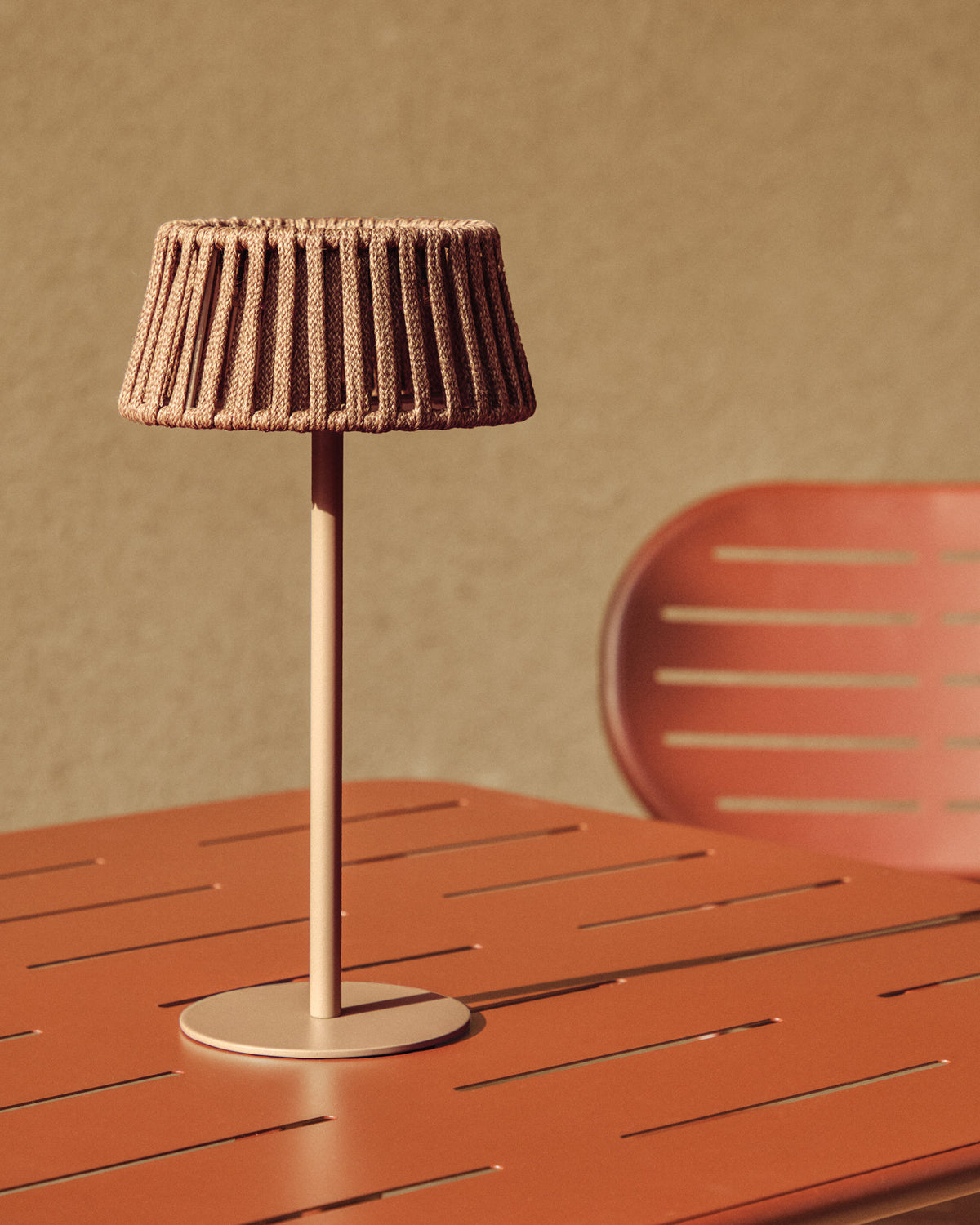 Outdoor-Solar-Tischlampe Aldet aus flachem Seil mit beigem Metallfuss in Hellgrau präsentiert im Onlineshop von KAQTU Design AG. Outdoor Tischleuchte ist von Kave Home