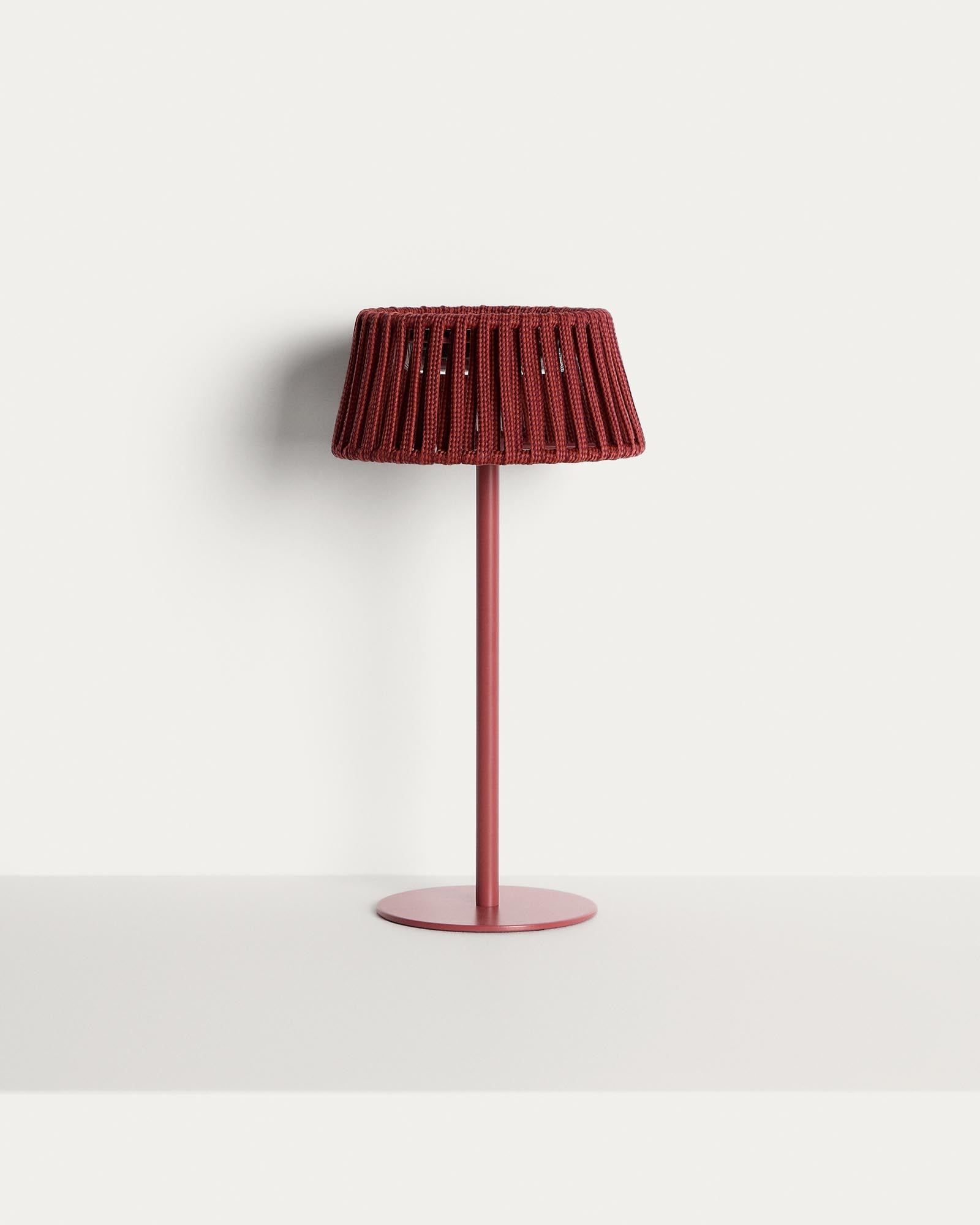 Outdoor-Solar-Tischlampe Aldet aus flachem Seil mit terrakottafarbenem Metallfuss in Terrakotta präsentiert im Onlineshop von KAQTU Design AG. Outdoor Tischleuchte ist von Kave Home