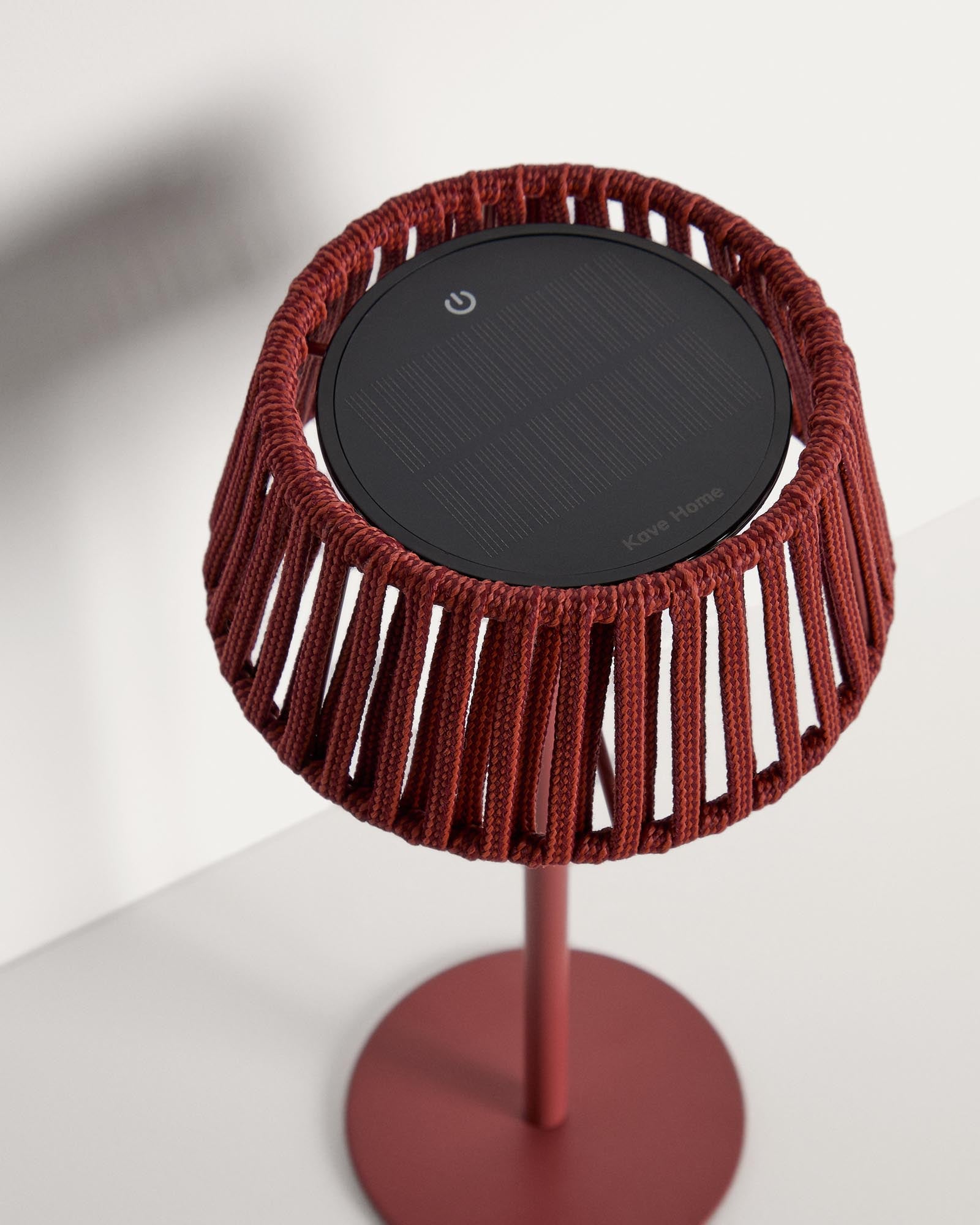 Elegante Outdoor-Solar-Tischlampe Aldet mit terrakottafarbenem Metallfuß und flachem Seil, ideal für stimmungsvolle Abende im Freien.