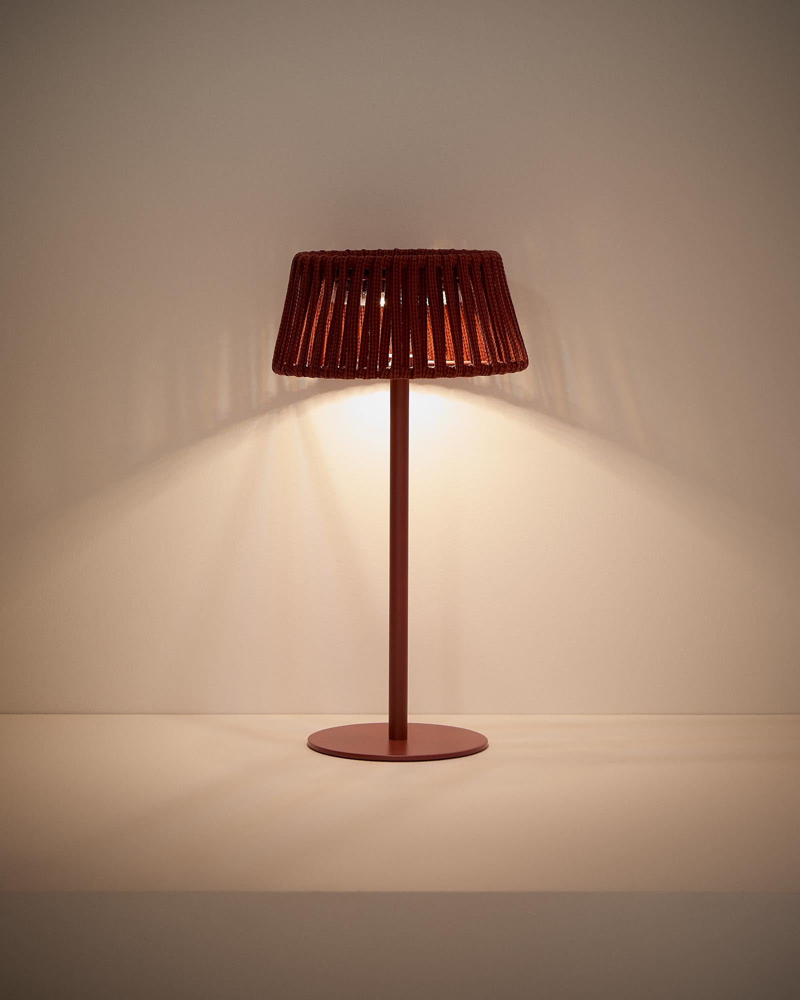 Moderne Outdoor-Solar-Tischlampe Aldet aus flachem Seil, mit elegantem terrakottafarbenem Metallfuß, ideal für stimmungsvolle Abende im Freien.