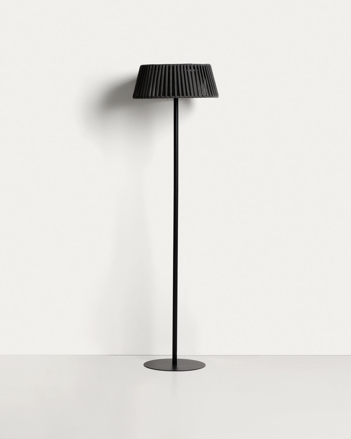 Outdoor-Solar-Stehlampe Aldet aus flachem Seil mit schwarzem Metallfuss, Ø 46 cm in Schwarz präsentiert im Onlineshop von KAQTU Design AG. Outdoor Stehleuchte ist von Kave Home