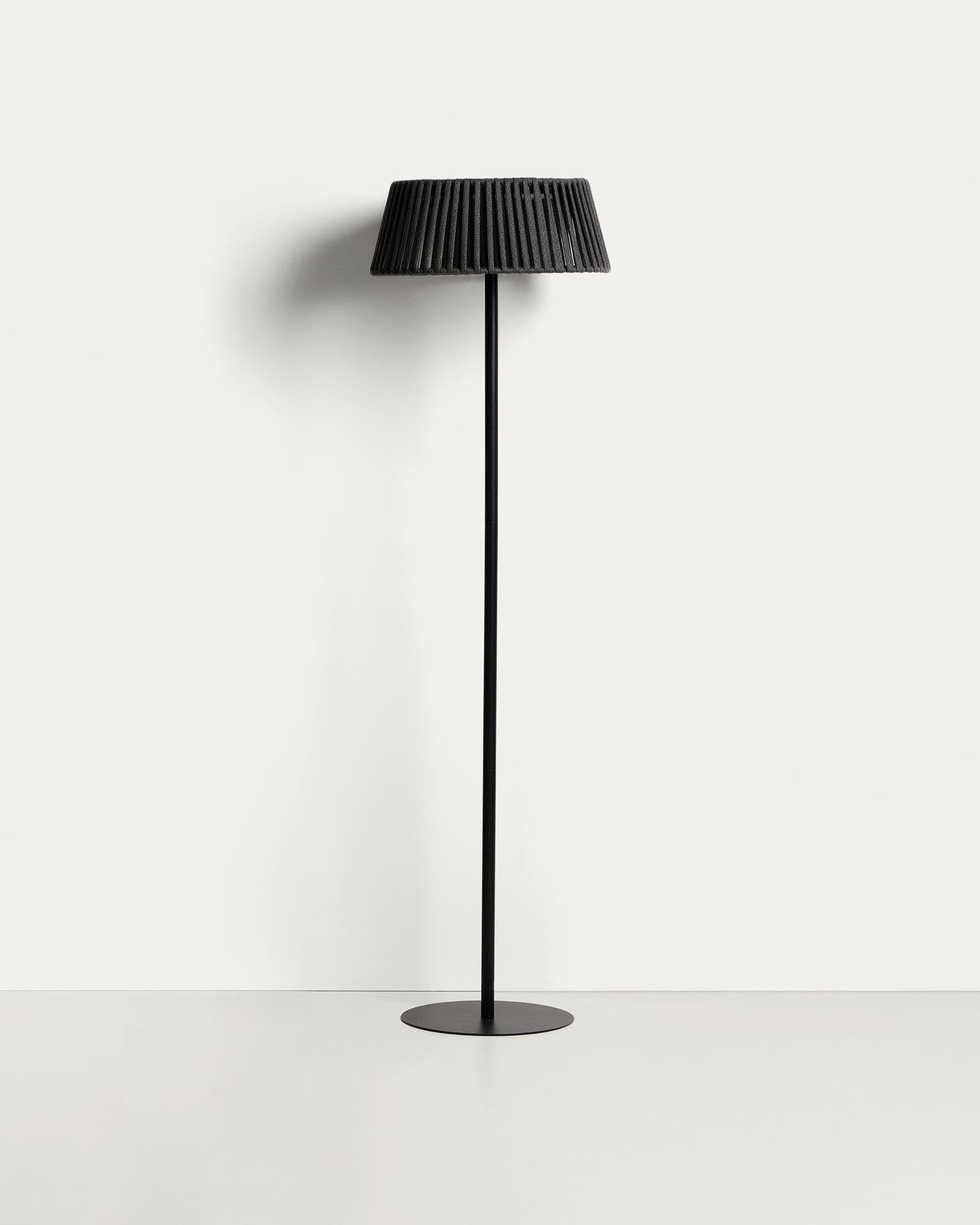 Outdoor-Solar-Stehlampe Aldet aus flachem Seil mit schwarzem Metallfuss, Ø 46 cm in Schwarz präsentiert im Onlineshop von KAQTU Design AG. Outdoor Stehleuchte ist von Kave Home