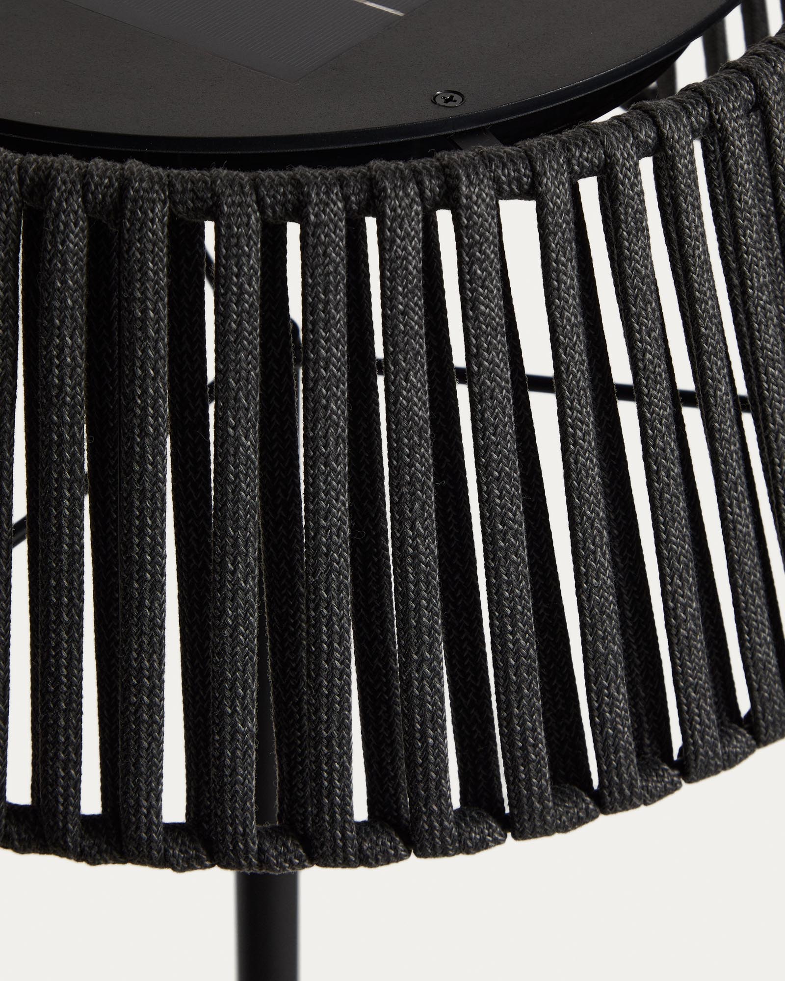 Moderne Solar-Stehlampe Aldet mit flachem Seil und schwarzem Metallfuß, Ø 46 cm, perfekt für stimmungsvolle Abende im Freien.