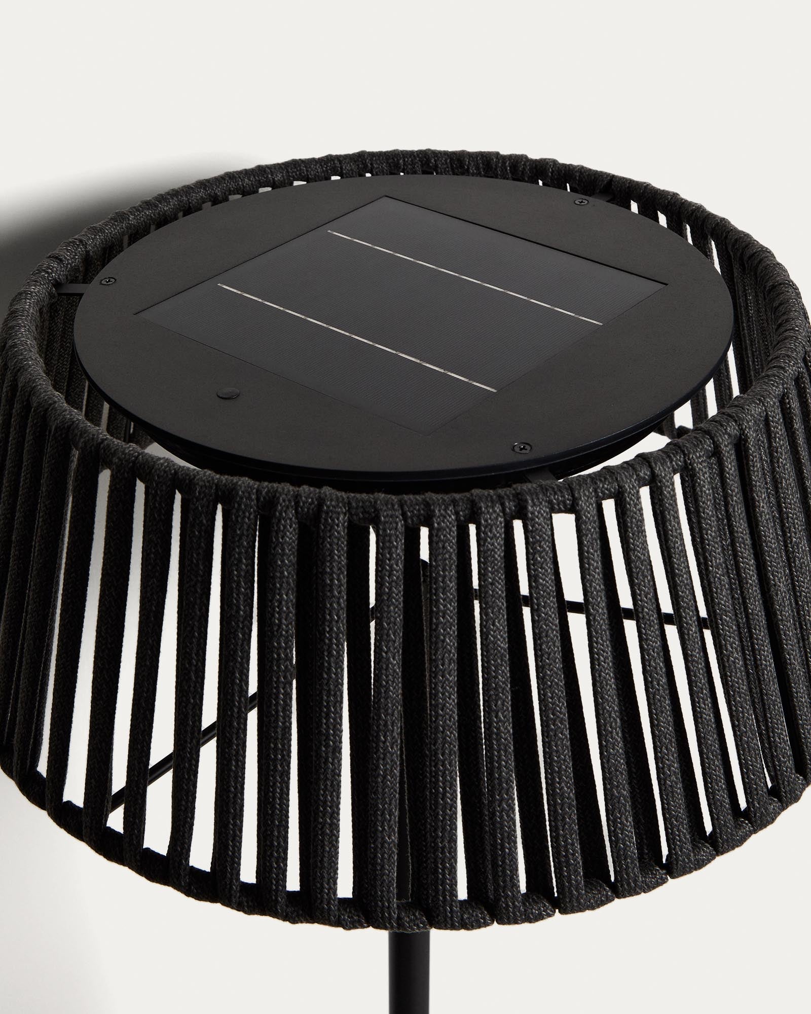 Elegante Outdoor-Solar-Stehlampe Aldet mit innovativem Seildesign und robustem schwarzem Metallfuß, Ø 46 cm, ideal für Garten und Terrasse.