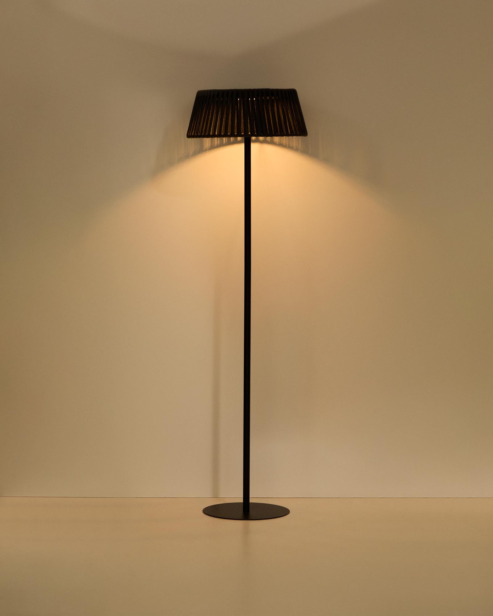 Moderne Solar-Stehlampe Aldet mit einzigartigem Seil-Design und stabiler schwarzer Metallbasis, Ø 46 cm, perfekt für den Außenbereich.