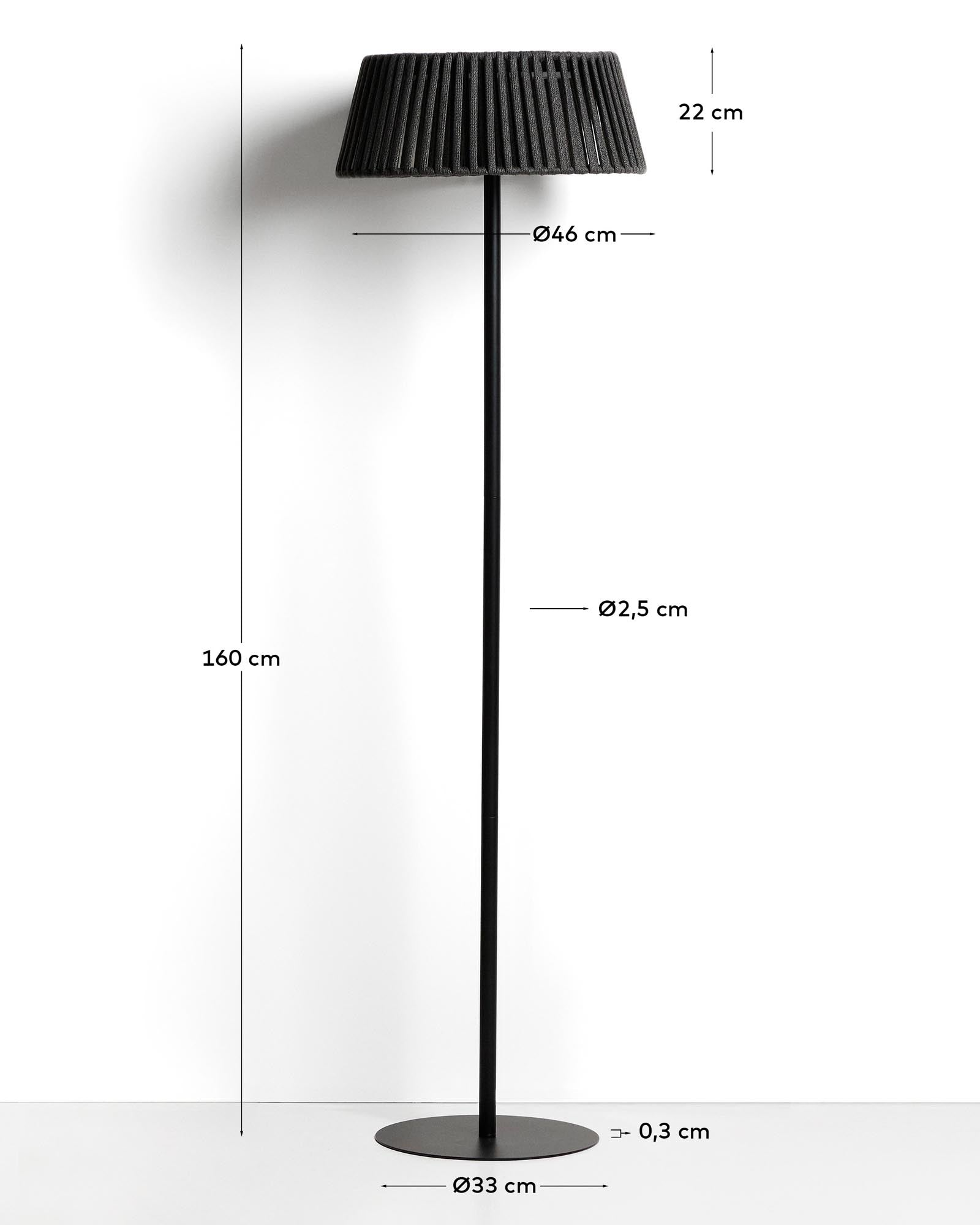 Elegante Outdoor-Solar-Stehlampe Aldet mit innovativem Seil-Design und robustem Metallfuß, Ø 46 cm, ideal für Garten und Terrasse.