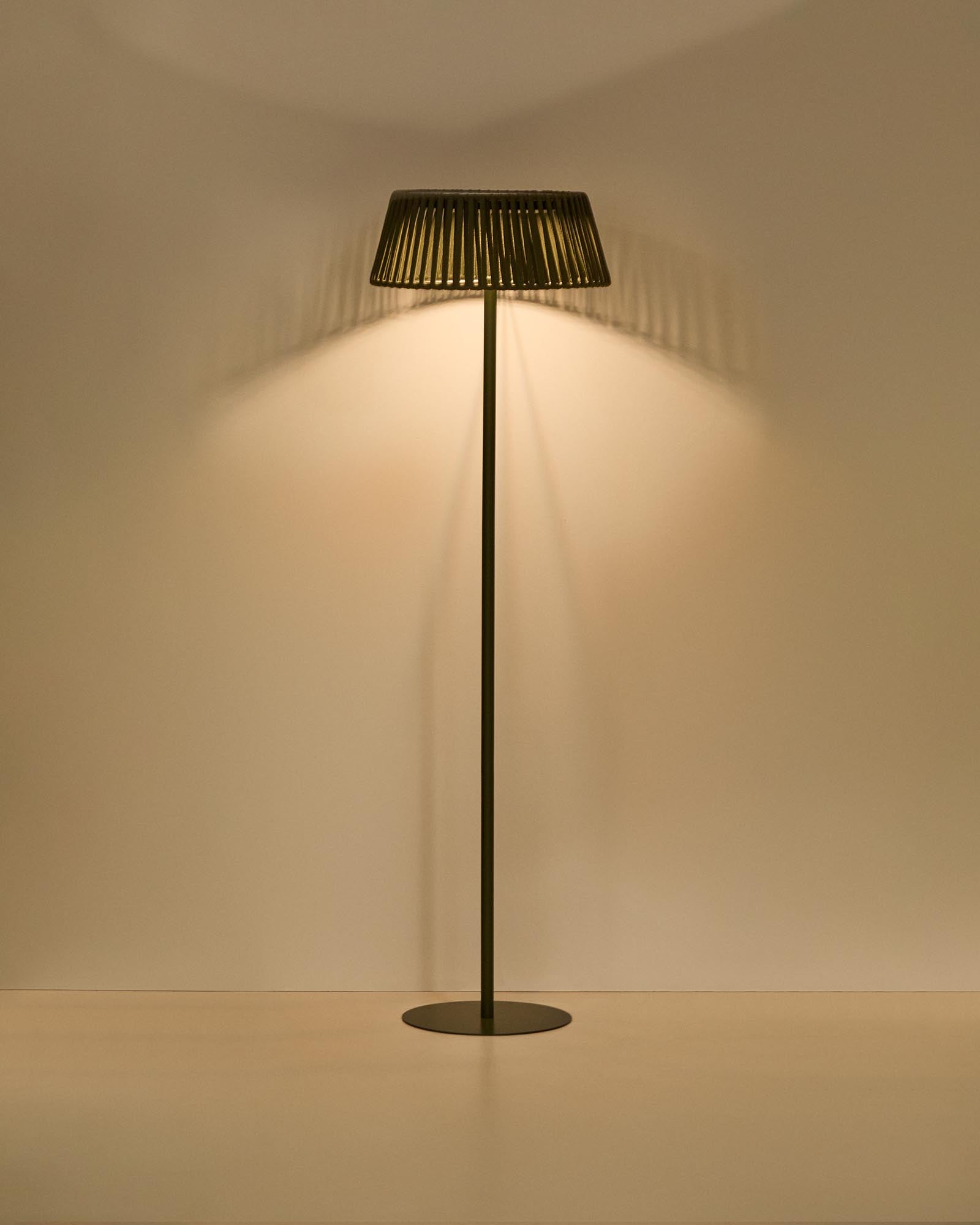 Moderne Outdoor-Solar-Stehlampe Aldet mit grünem Metallfuß und elegantem Seil-Design, Ø 46 cm, ideal für stimmungsvolle Gartenbeleuchtung.