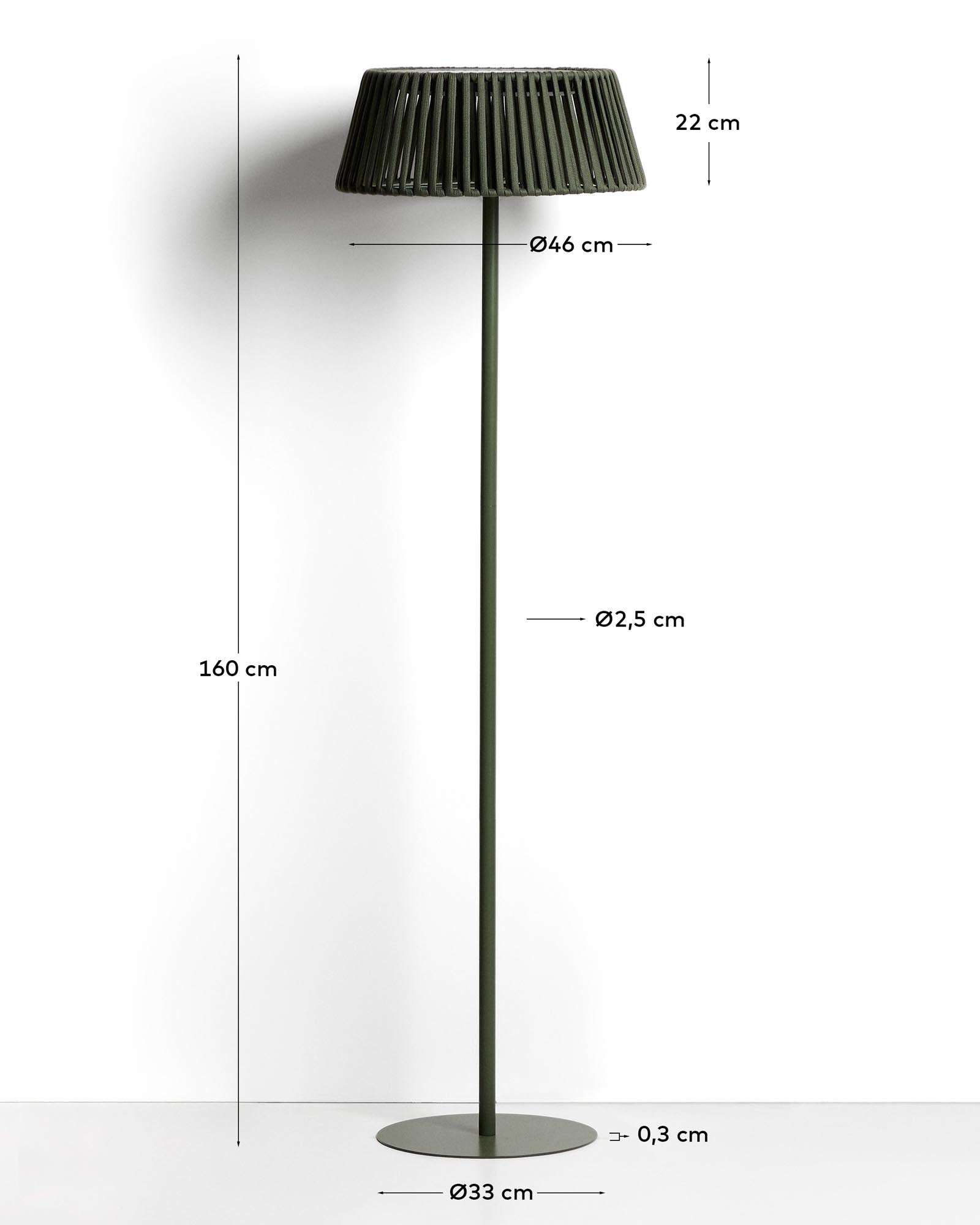 Stylische Solar-Stehlampe Aldet für den Außenbereich, mit grünem Metallfuß und flachem Seil-Design, Ø 46 cm, perfekt für gemütliche Abende im Garten.