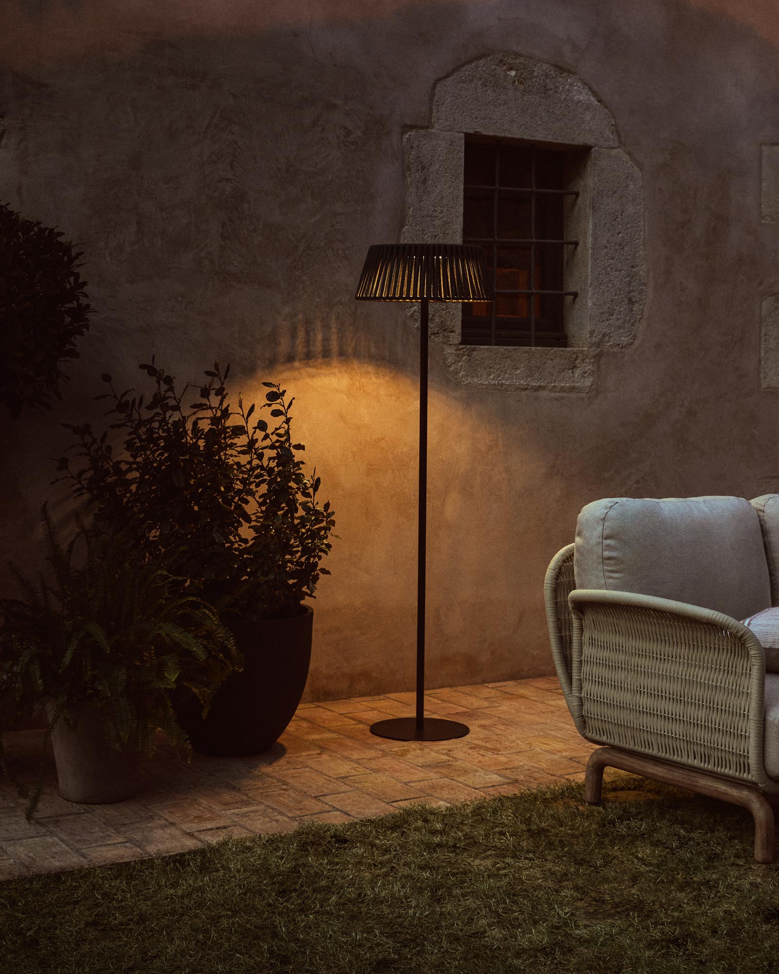Elegante Outdoor-Solar-Stehlampe Aldet mit grünem Metallfuß und flachem Seil, Ø 46 cm, ideal für stimmungsvolle Beleuchtung im Garten.