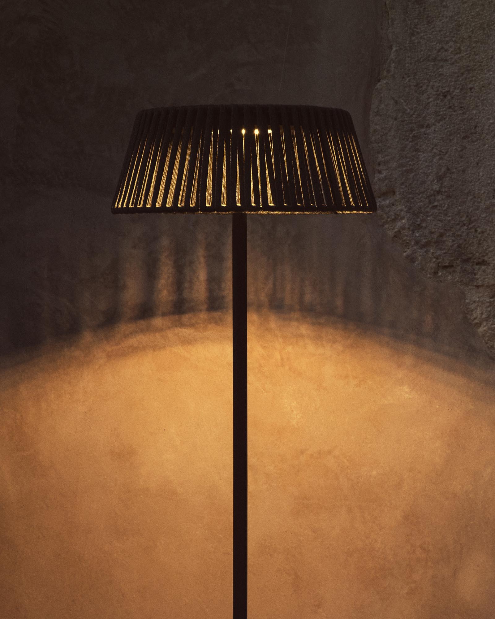 Stilvolle Solar-Stehlampe Aldet mit grünem Metallfuß und flachem Seil, Ø 46 cm, perfekt für gemütliche Abende im Freien.