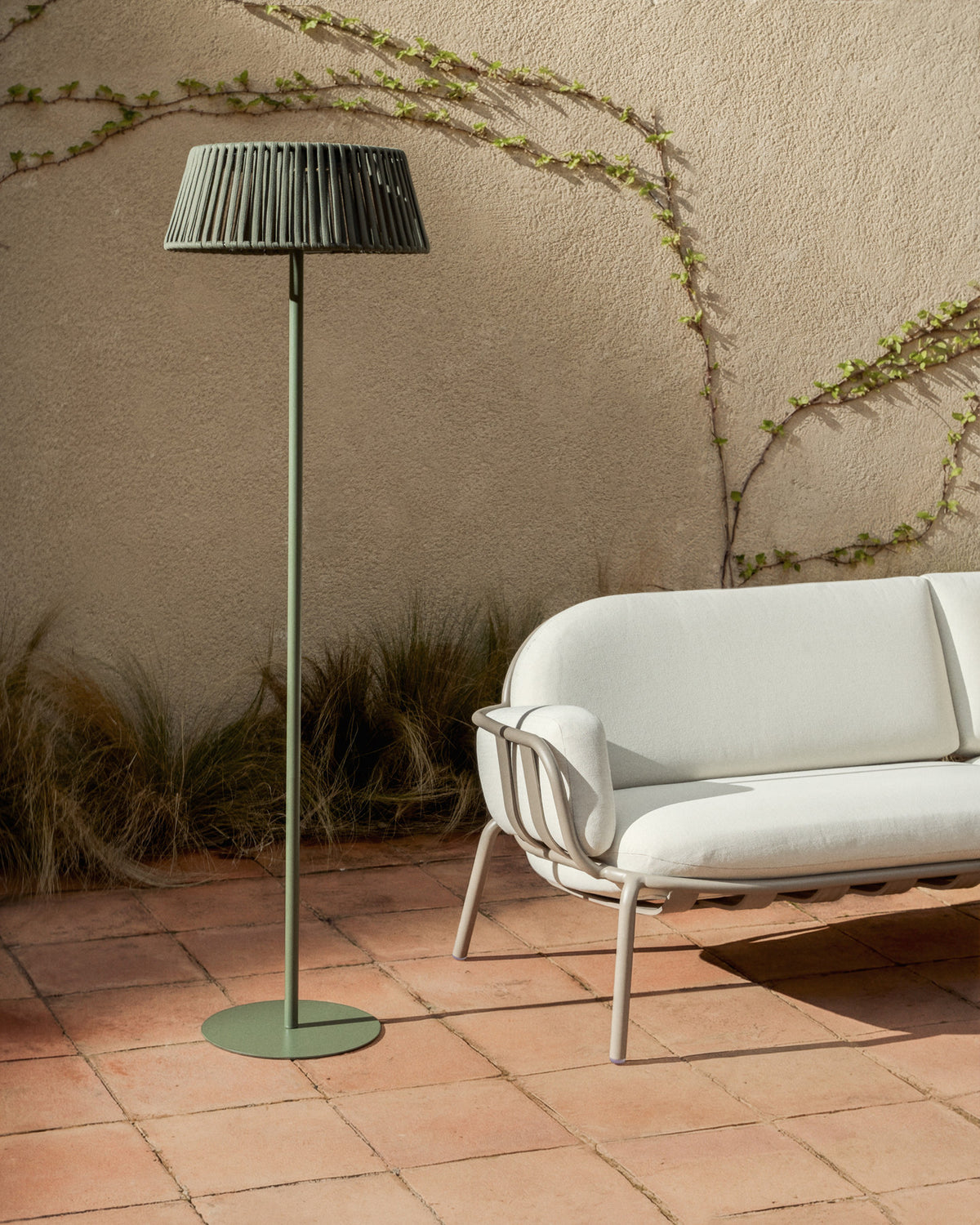 Outdoor-Solar-Stehlampe Aldet aus flachem Seil mit grünem Metallfuss, Ø 46 cm in Grün präsentiert im Onlineshop von KAQTU Design AG. Outdoor Stehleuchte ist von Kave Home