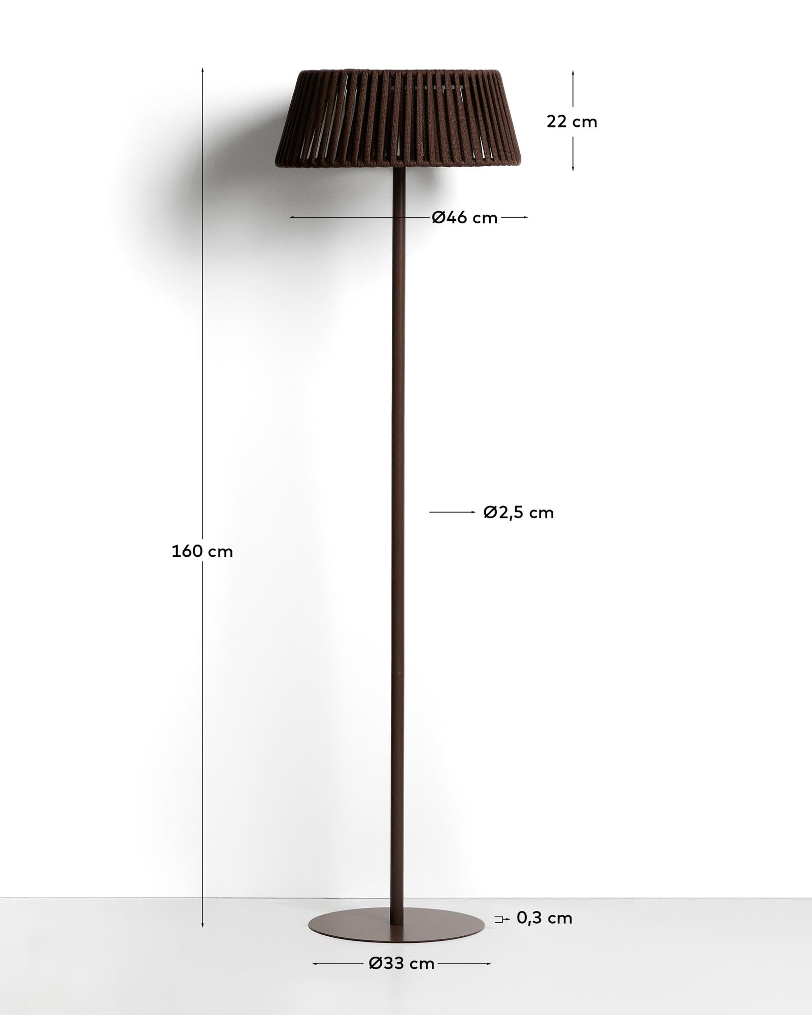 Elegante Outdoor-Solar-Stehlampe Aldet mit modernem Design aus flachem Seil und robustem braunem Metallfuß, Ø 46 cm, ideal für stimmungsvolle Gartenbeleuchtung.