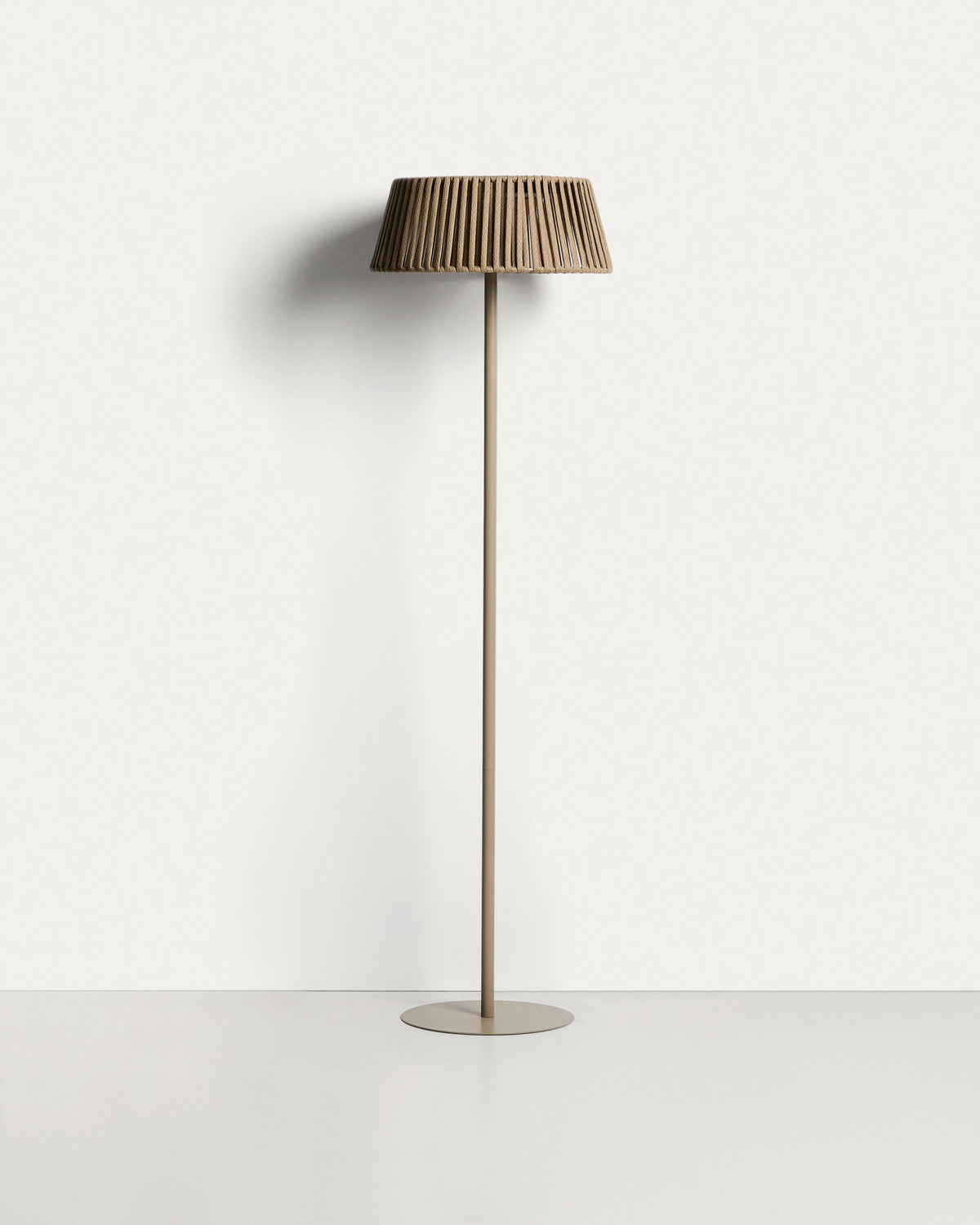Outdoor-Solar-Stehlampe Aldet aus flachem Seil mit beigem Metallfuss, Ø 46 cm in Hellgrau präsentiert im Onlineshop von KAQTU Design AG. Outdoor Stehleuchte ist von Kave Home